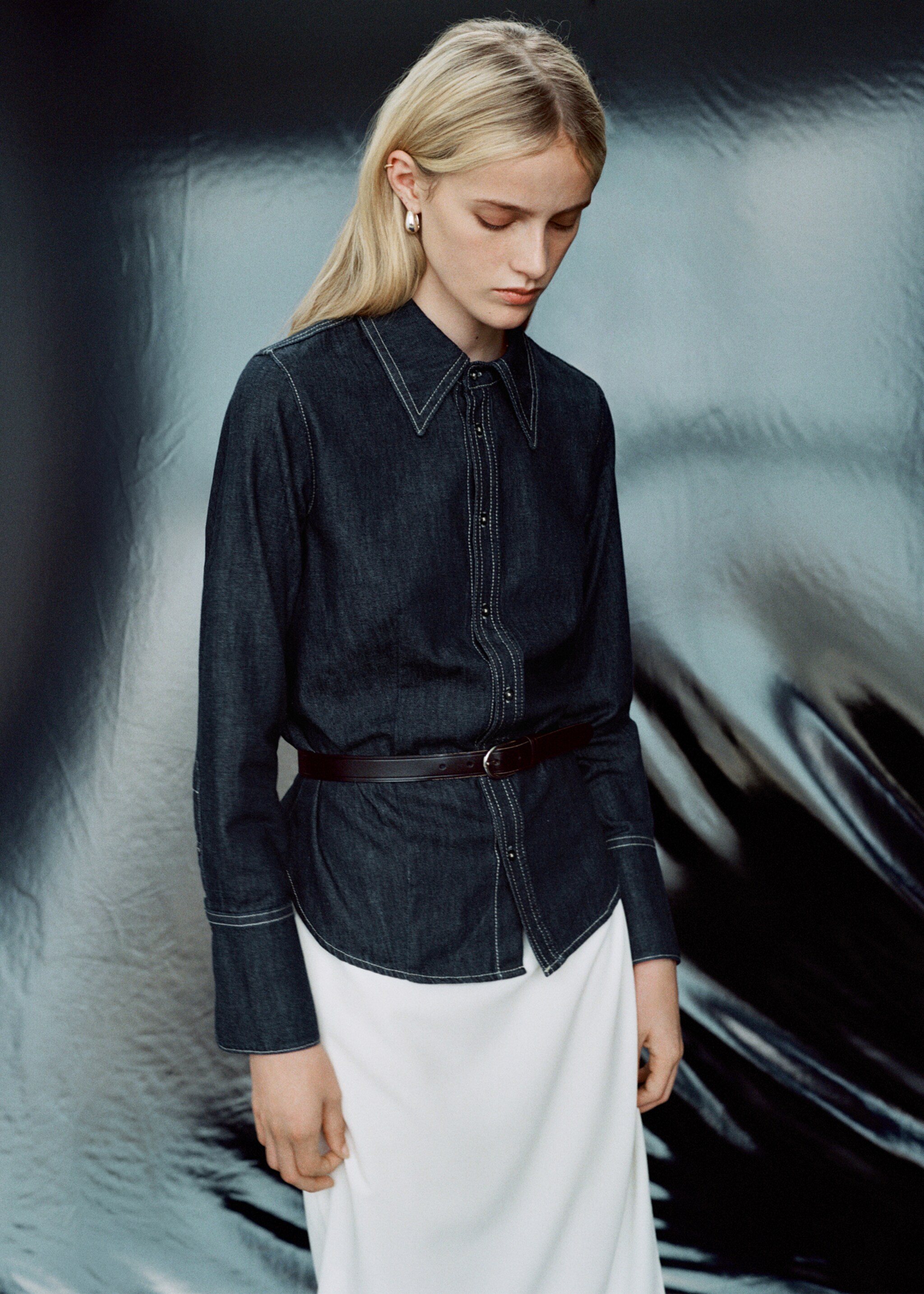 Denim shirt with seams - Details of the article 1, Open Blue. Ref: 17045815-00.