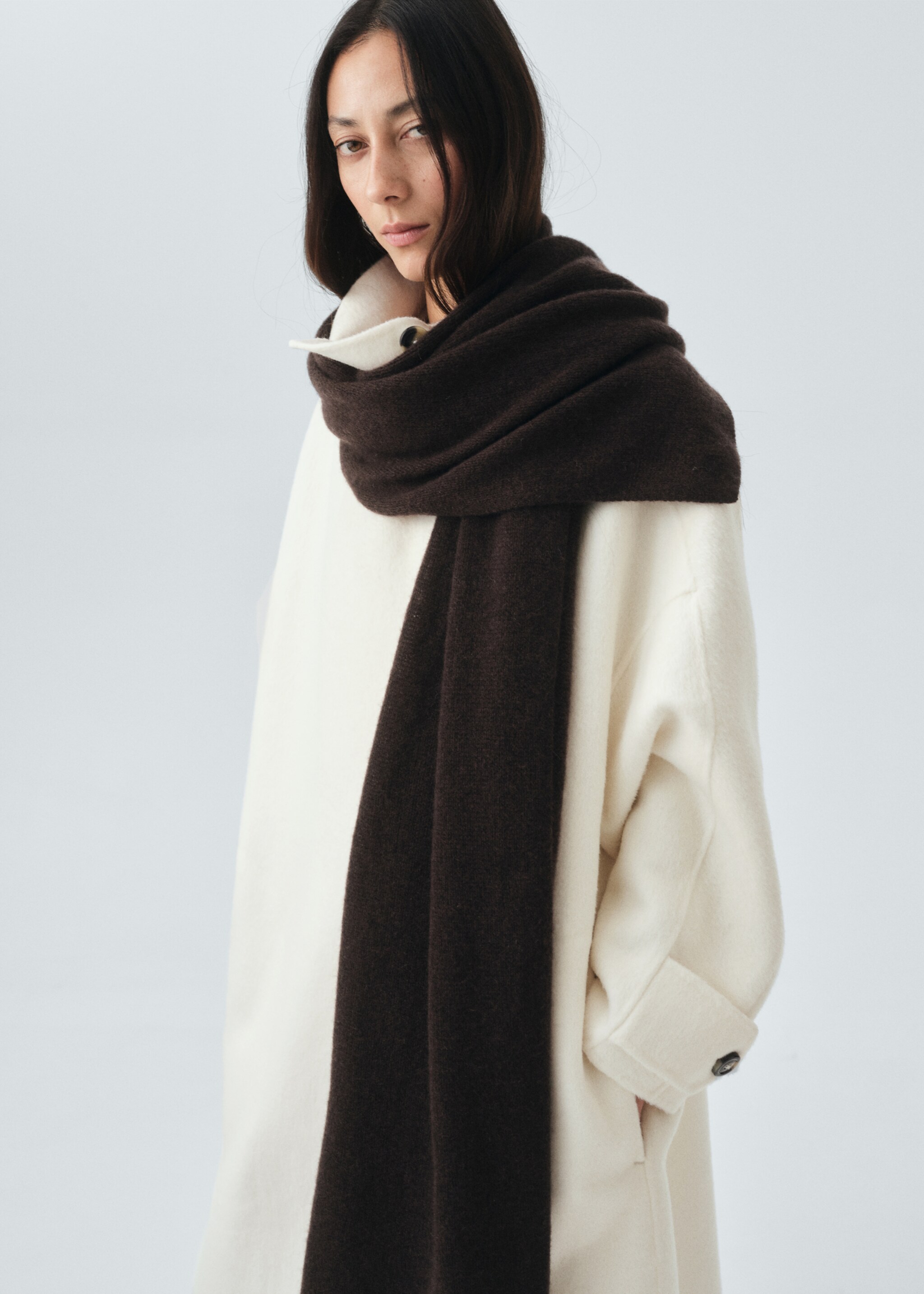 100% cashmere scarf - Details of the article 9, Chocolate. Ref: 17045976-00.