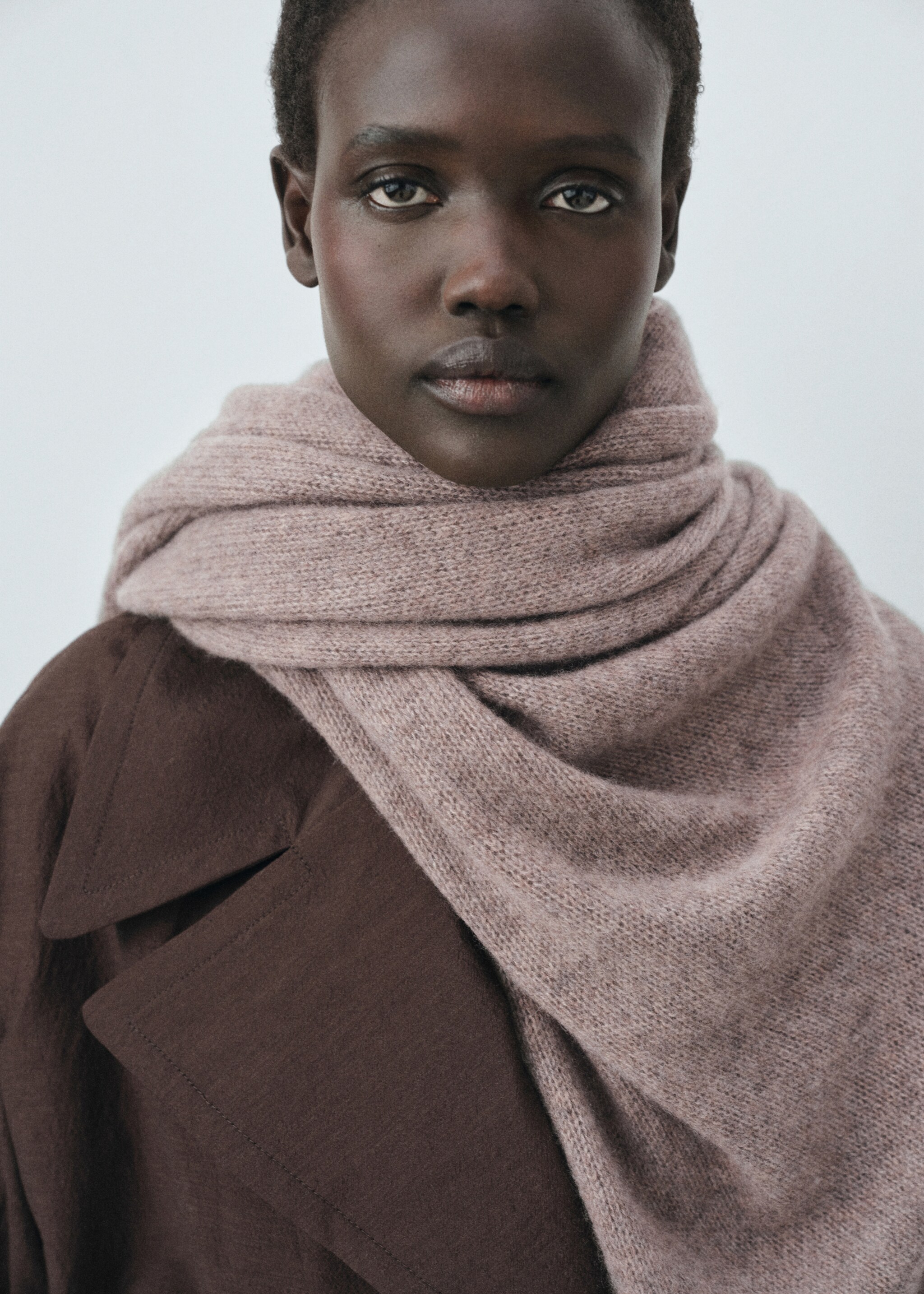 100% cashmere scarf - Details of the article 9, Medium Brown. Ref: 17045976-00.