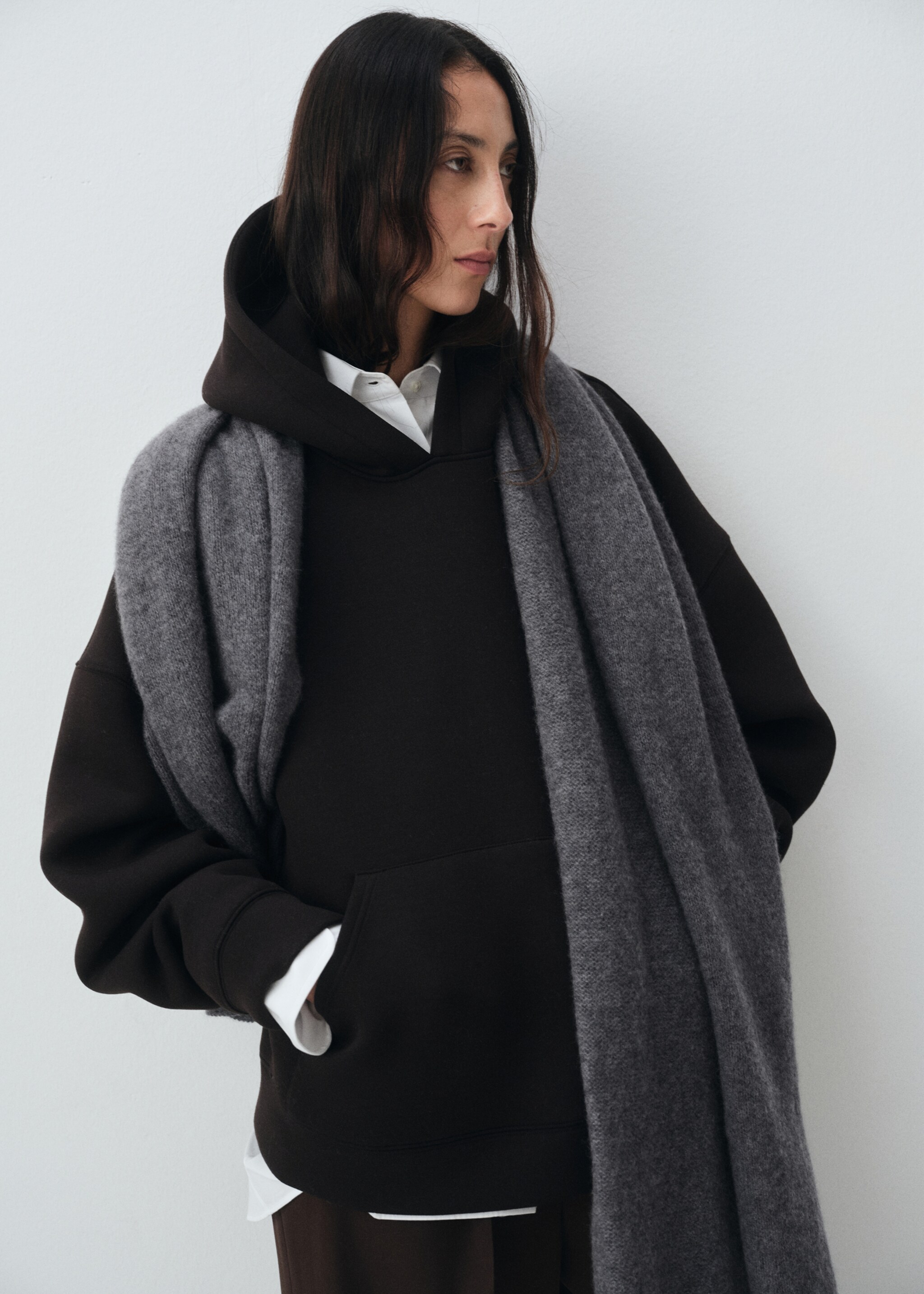 100% cashmere scarf - Details of the article 9, Medium Heather Grey. Ref: 17045976-00.