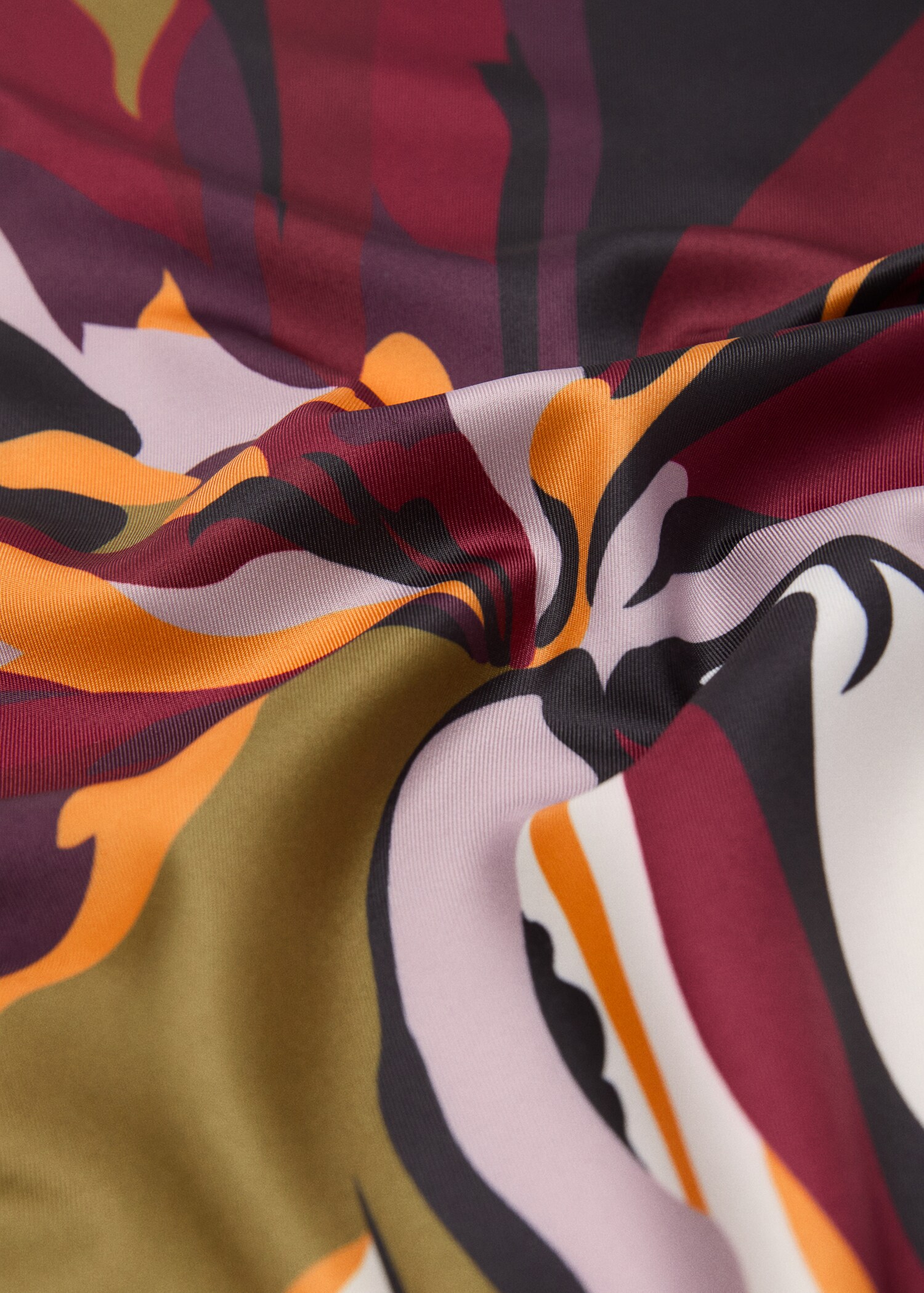 Foulard en satin imprimé à motif de lys - Plan moyen