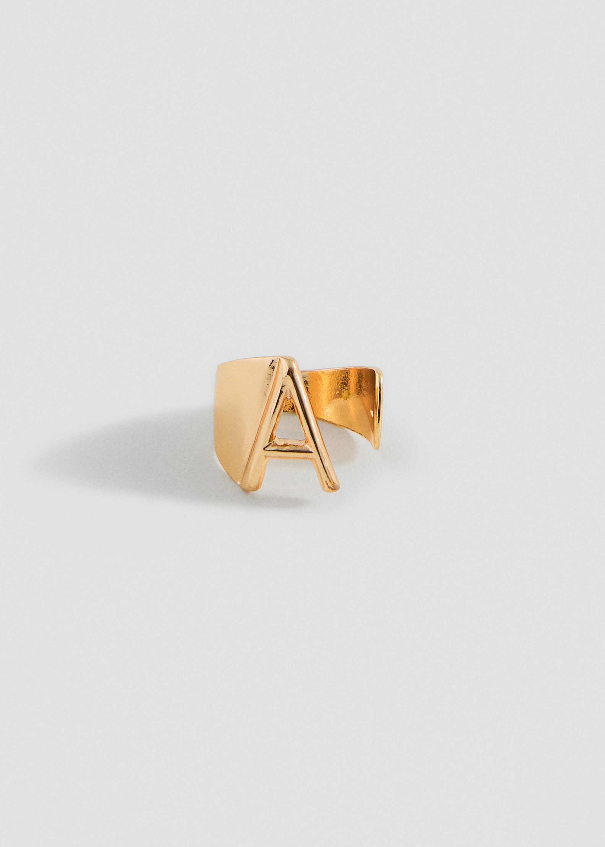 Ring with letter design - Article without model, Gold. Ref: 17045991-00.