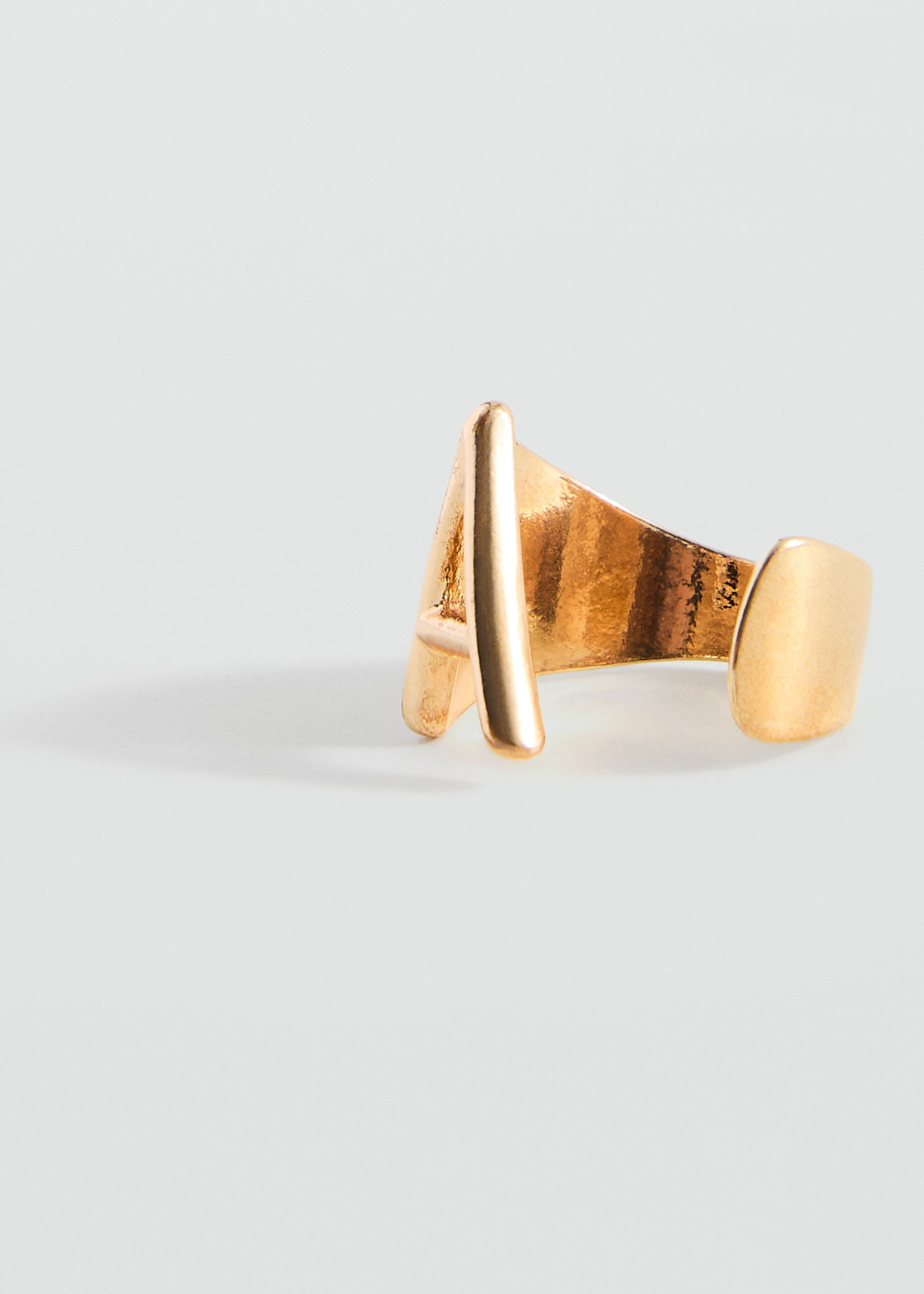 Ring with letter design - Details of the article 1, Gold. Ref: 17045991-00.