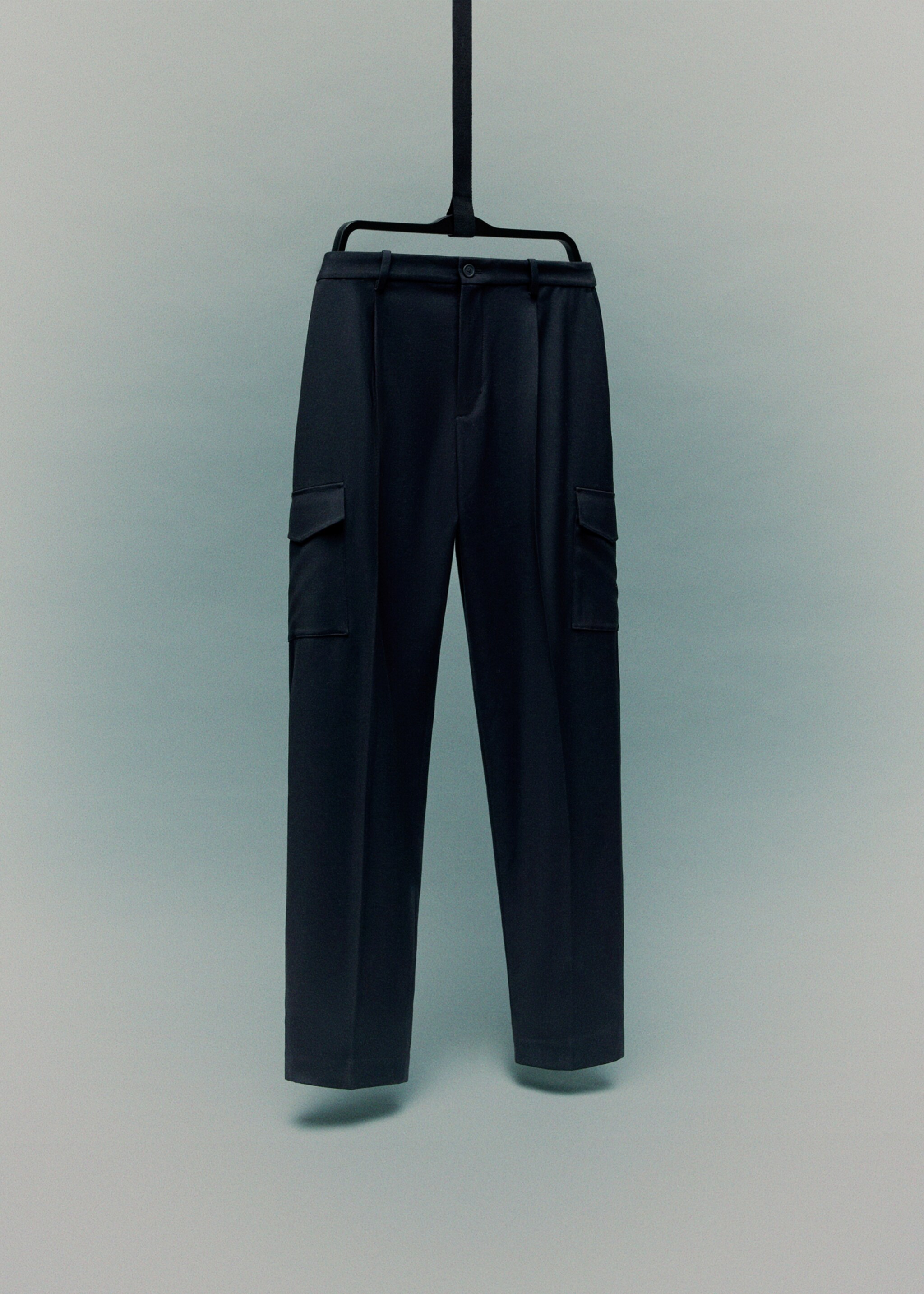 Slim-fit Thermolite® cargo trousers - Details of the article 9, Navy. Ref: 17046328-00.