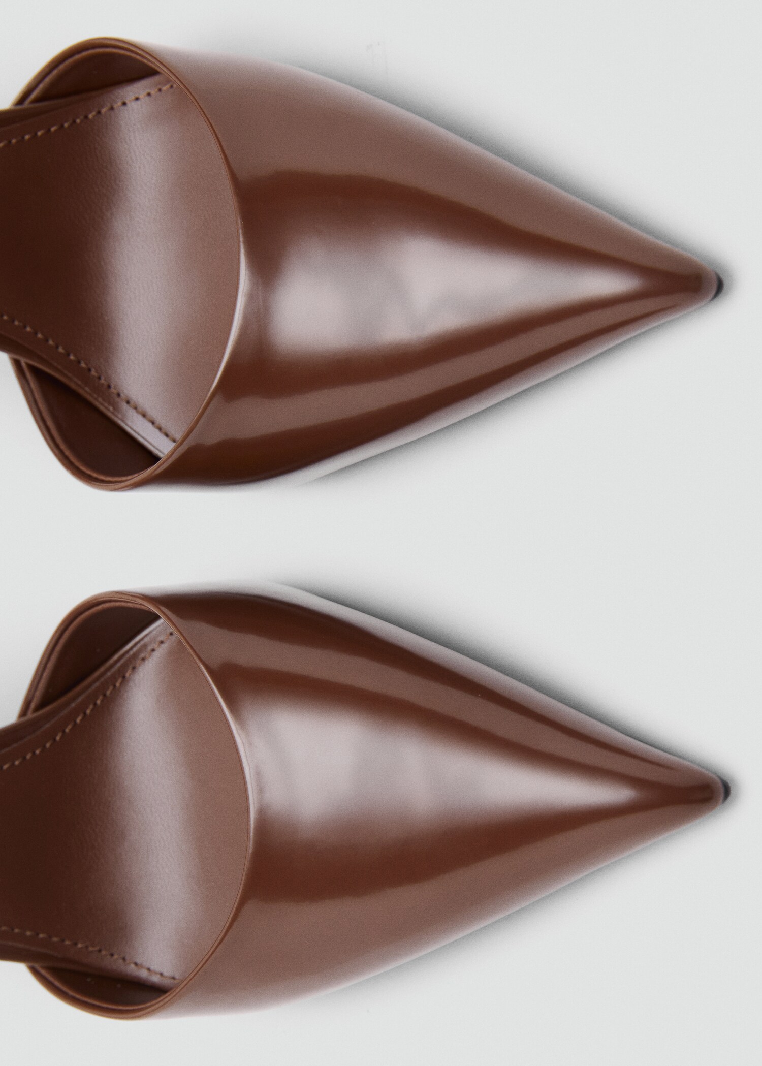 Pointed shoes with patent leather effect - Details of the article 2