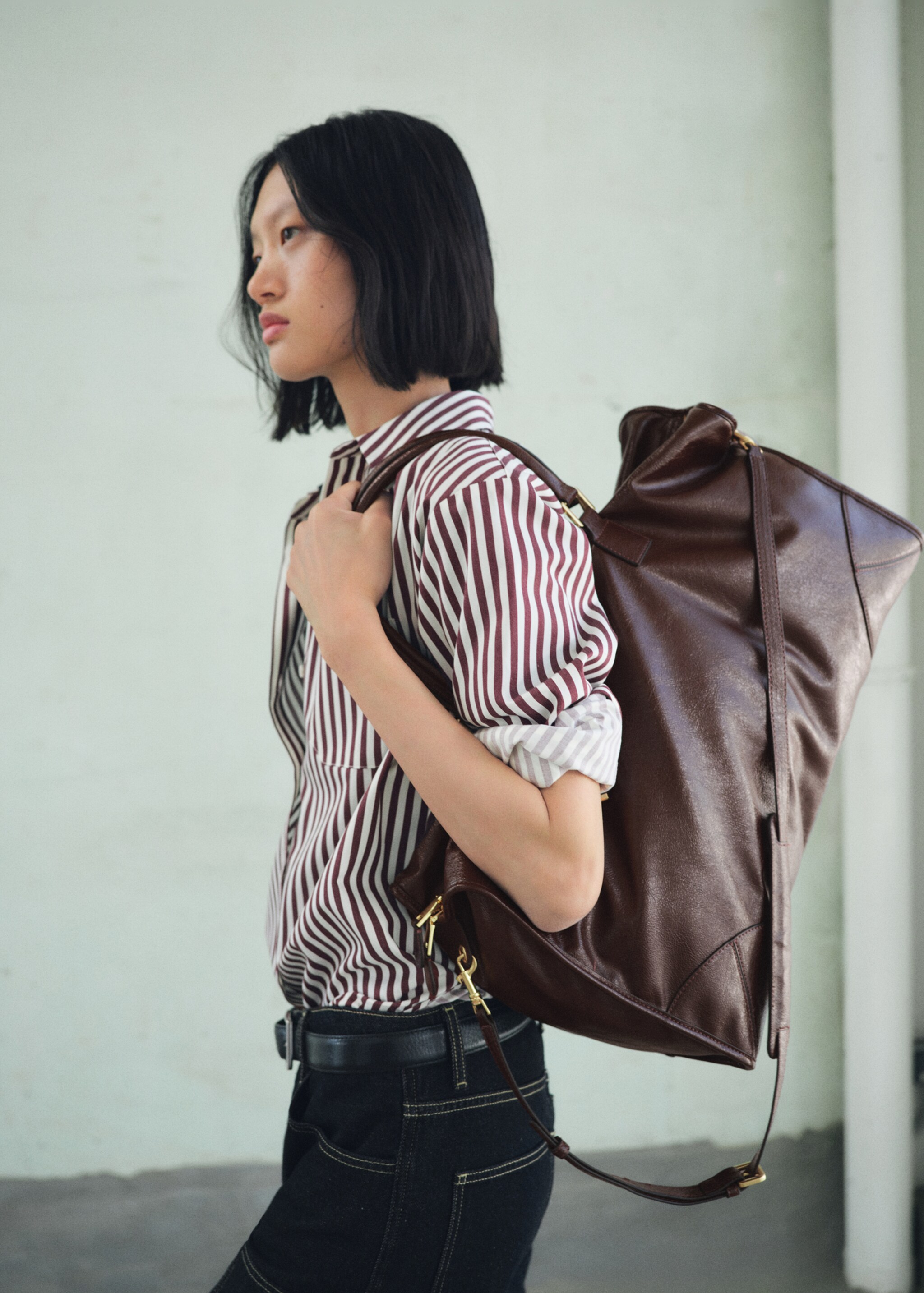 Maxi rectangular handbag with handles - Details of the article 9, Chocolate. Ref: 17046352-00.
