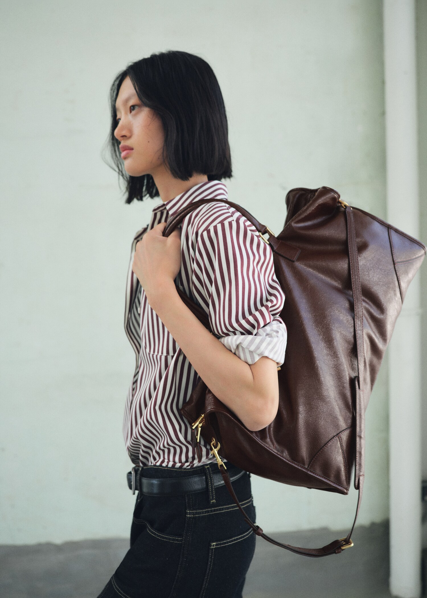 Maxi bag with shiny finish and handles - Details of the article 9