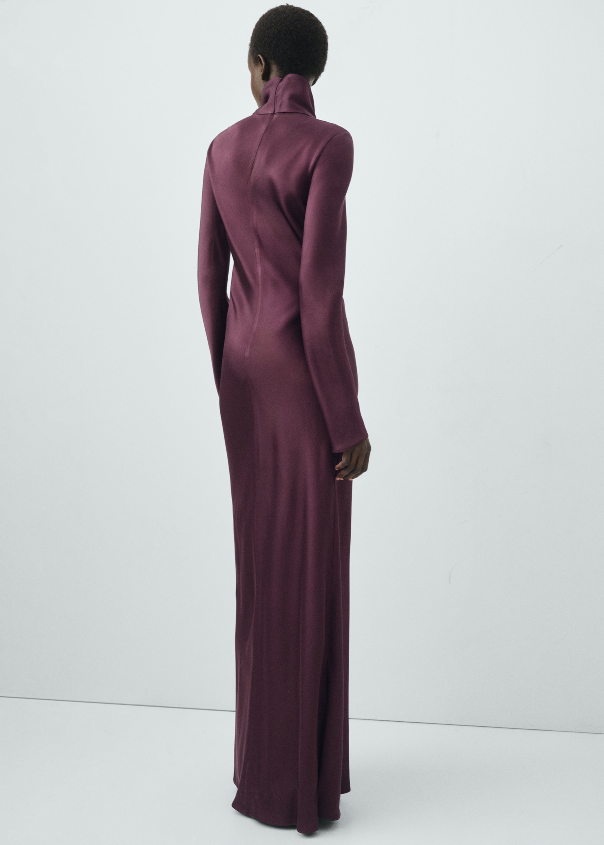 Vestido satinado cuello alto - Reverso del artículo, Burdeos. Ref: 17046356-00.