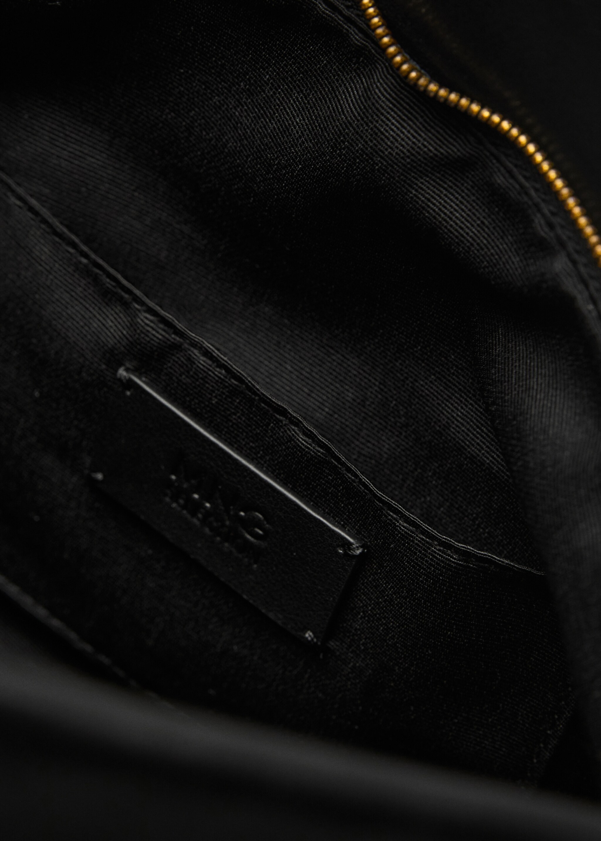Bolso sobre piel detalle metálico - Detalle del artículo 2, Negro. Ref: 17046357-00.