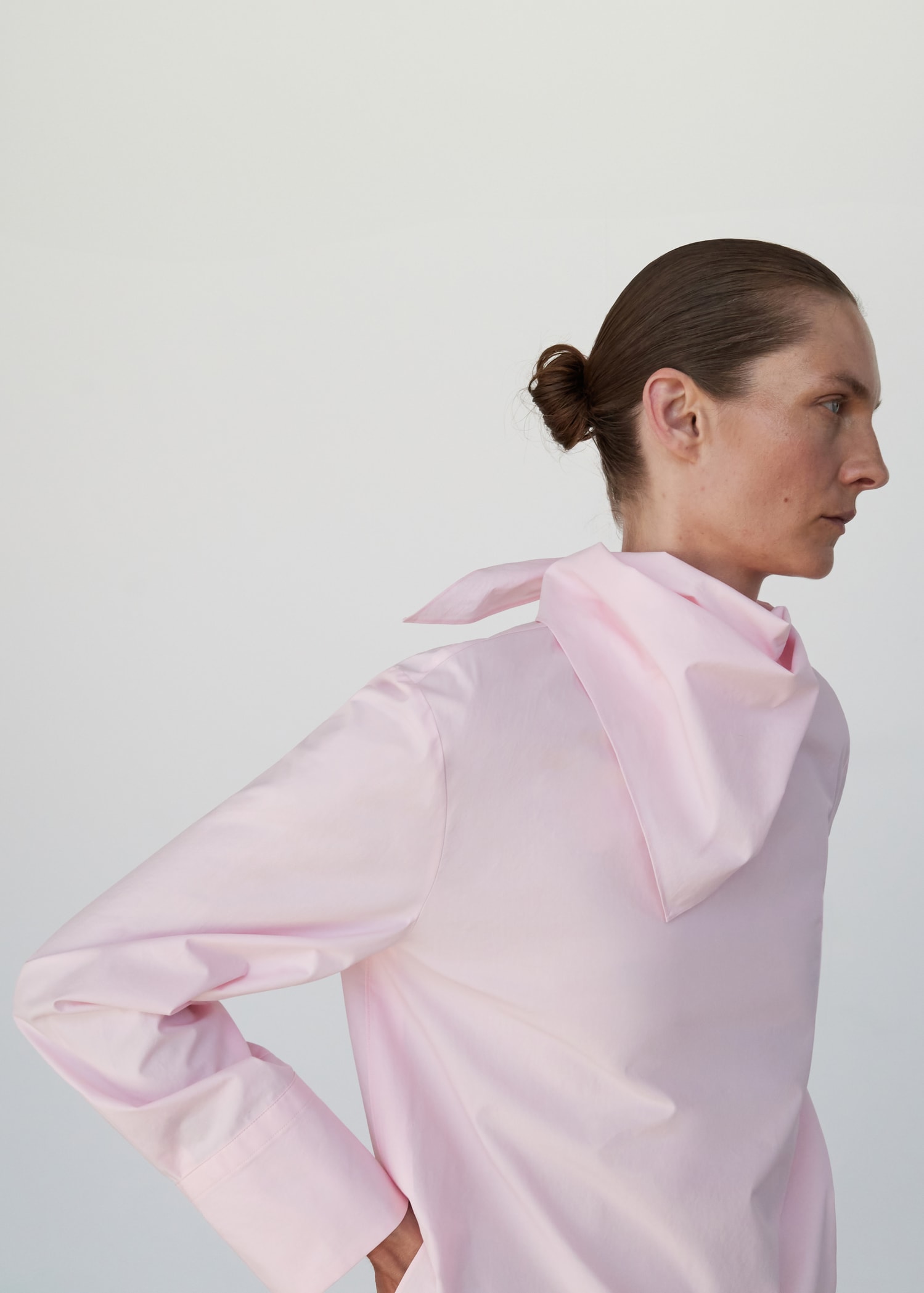 Blouse en popeline avec foulard - Plan moyen