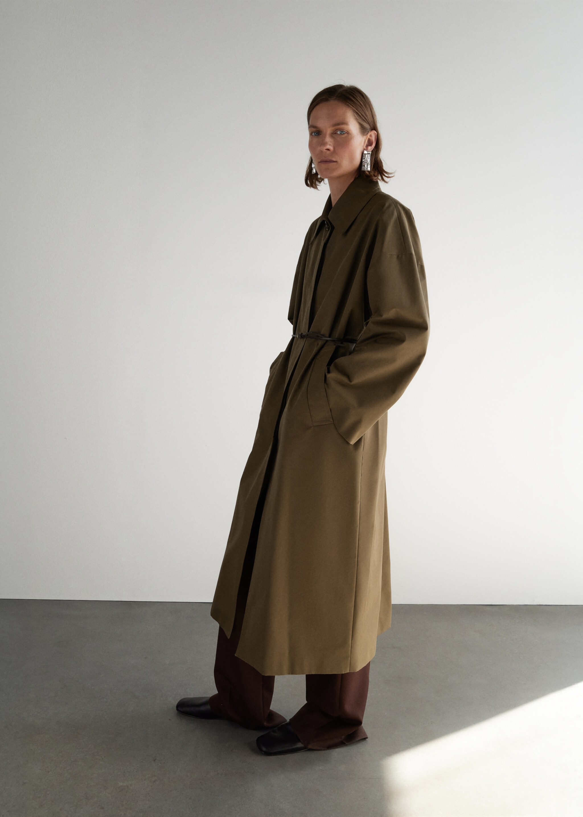 Long cotton trench coat with concealed buttons - Details of the article 2, Medium Brown. Ref: 17046361-00.