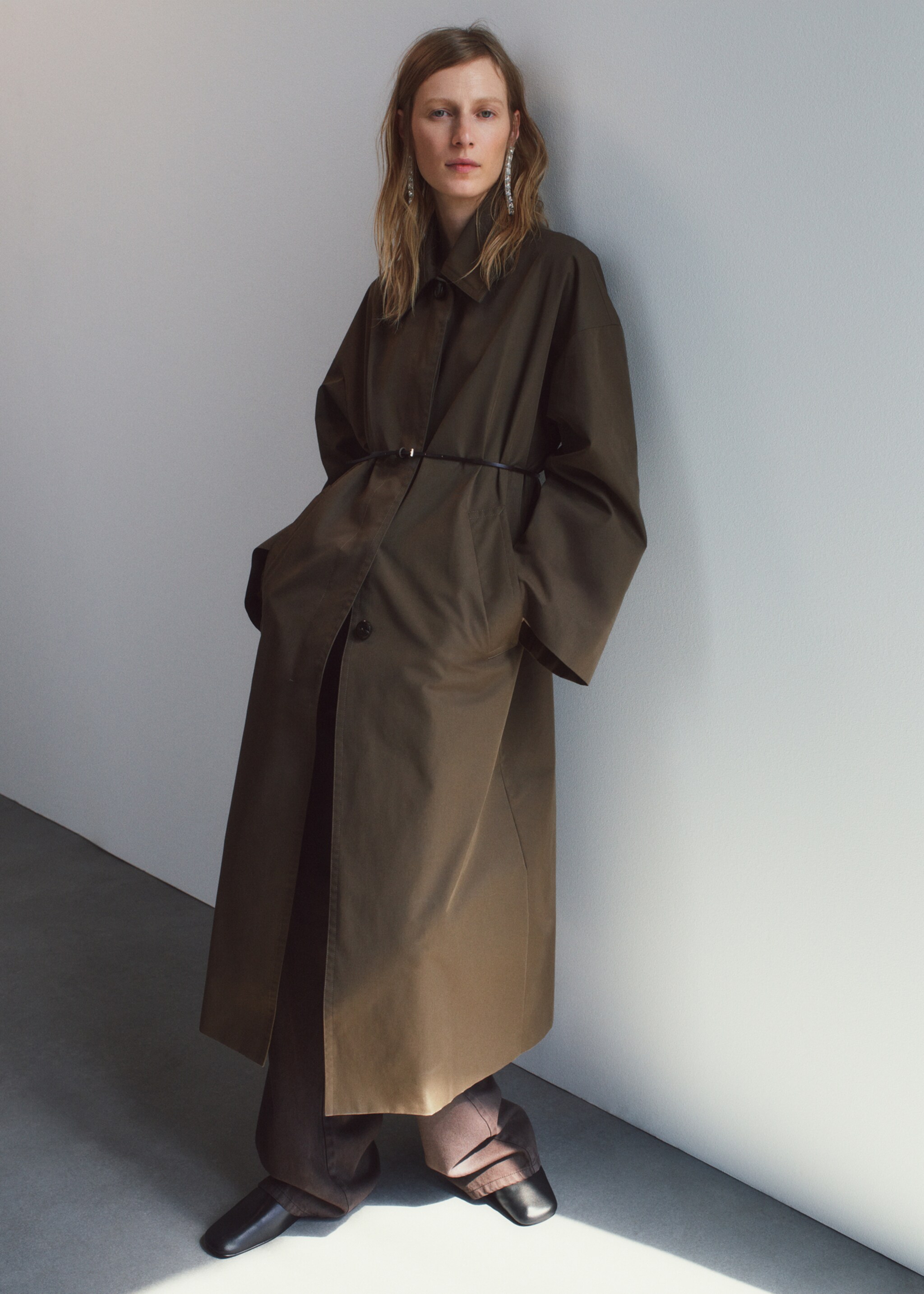 Long cotton trench coat with concealed buttons - Details of the article 9, Medium Brown. Ref: 17046361-00.