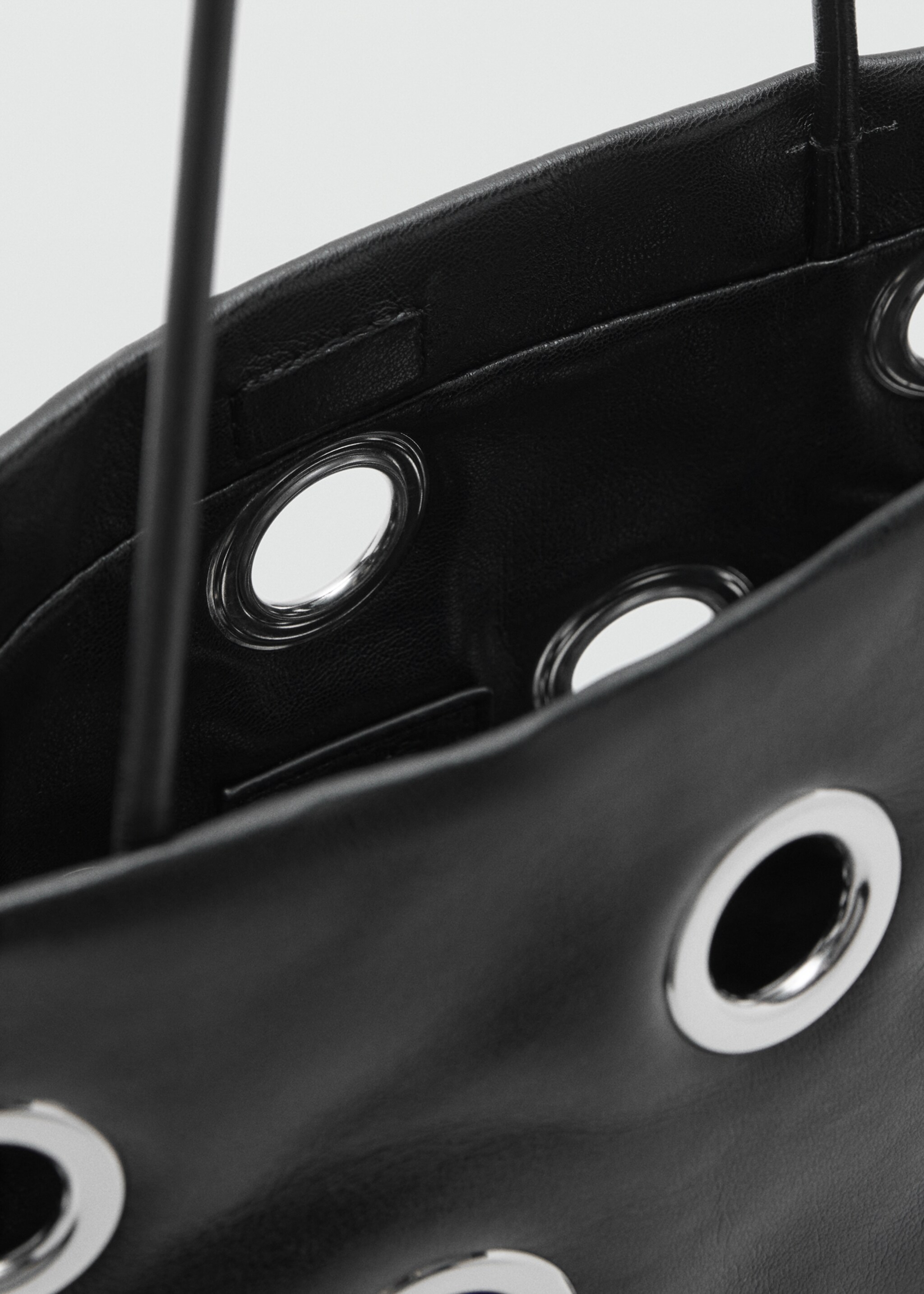 Shoulder bag with eyelets - Details of the article 2, Black. Ref: 17046740-00.