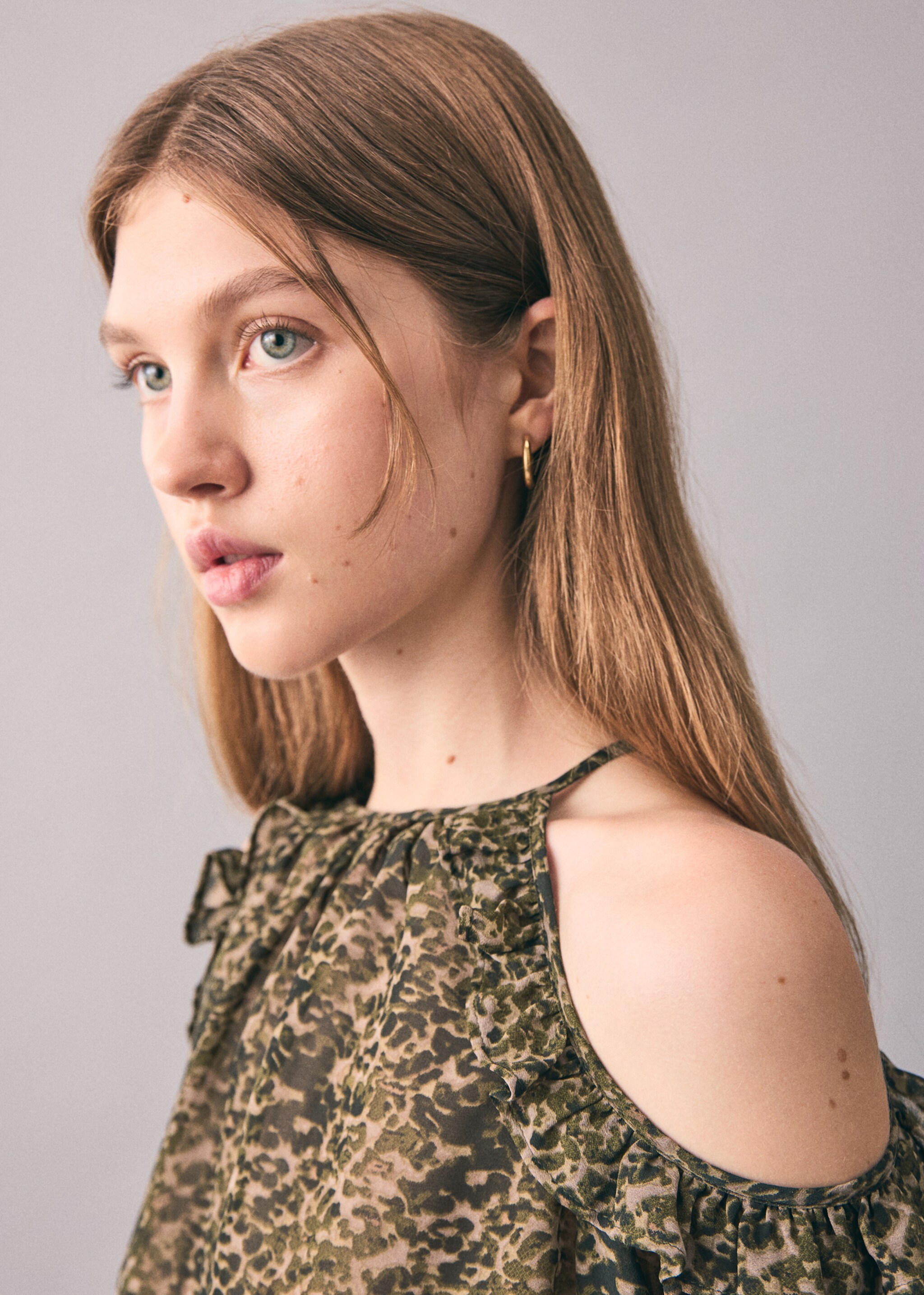 Printed blouse with cut-out - Details of the article 1, Khaki. Ref: 17047122-00.