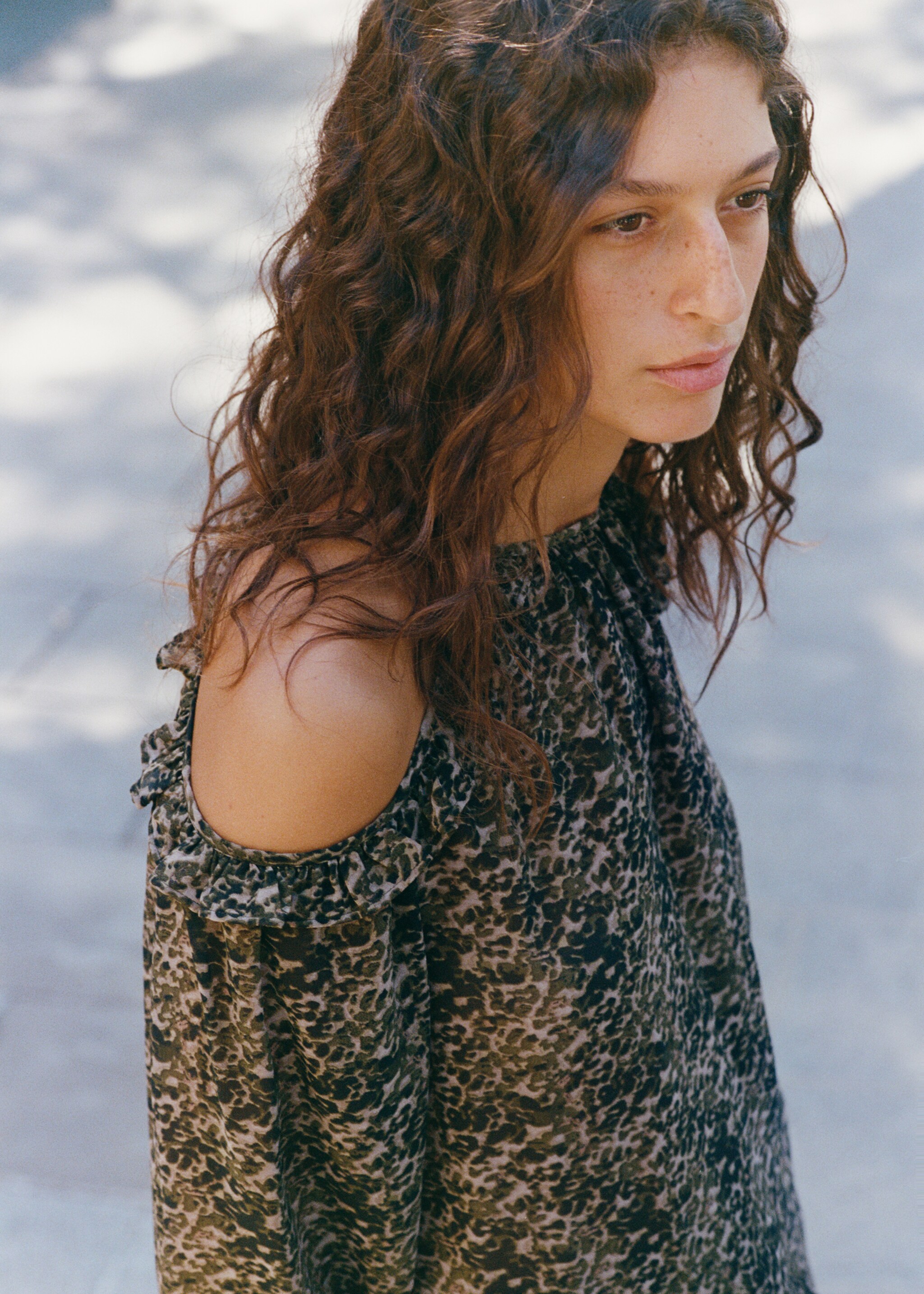 Printed blouse with cut-out - Details of the article 5, Khaki. Ref: 17047122-00.