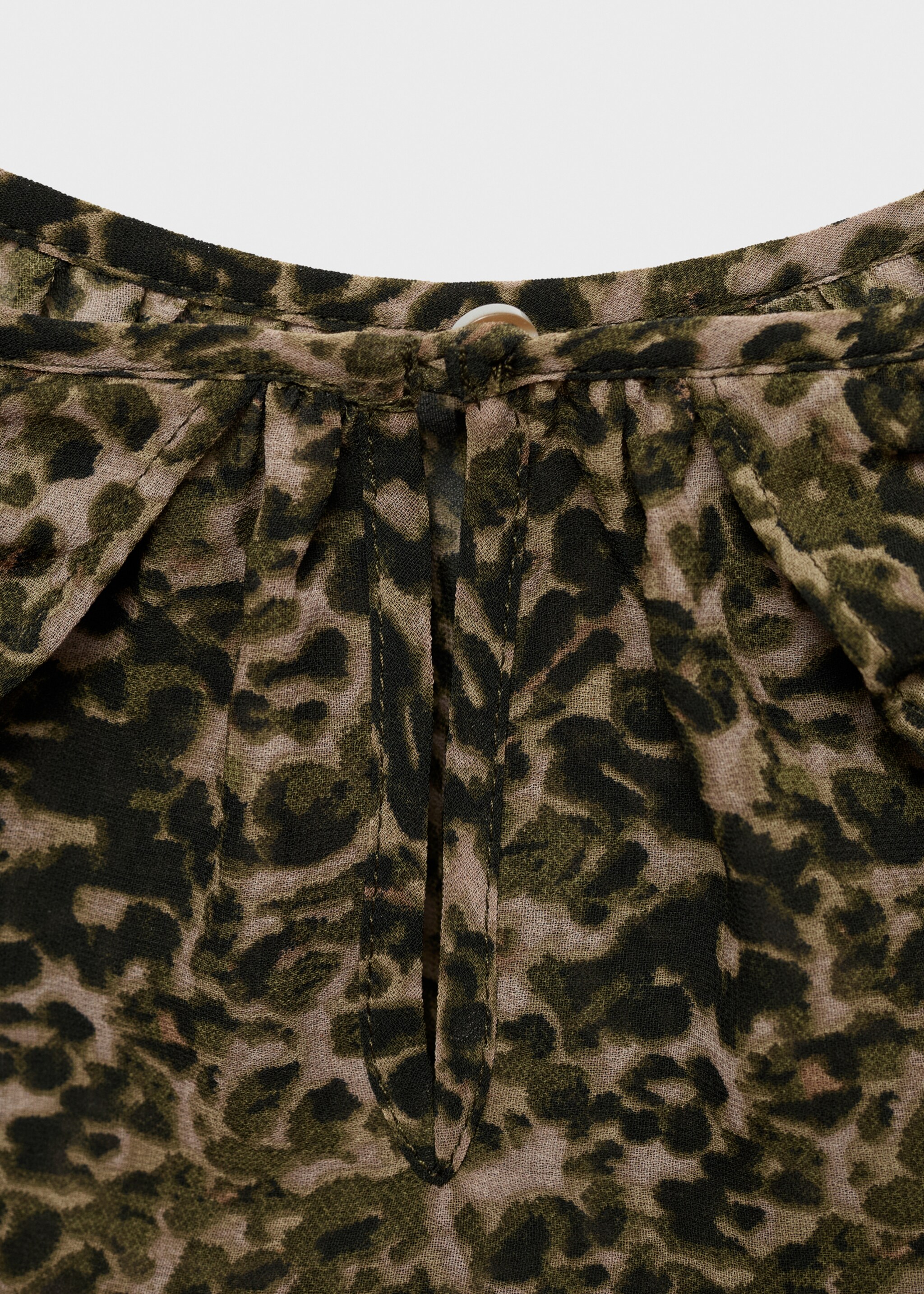 Blusa estampada cut out - Detalle del artículo 8, Khaki. Ref: 17047122-00.