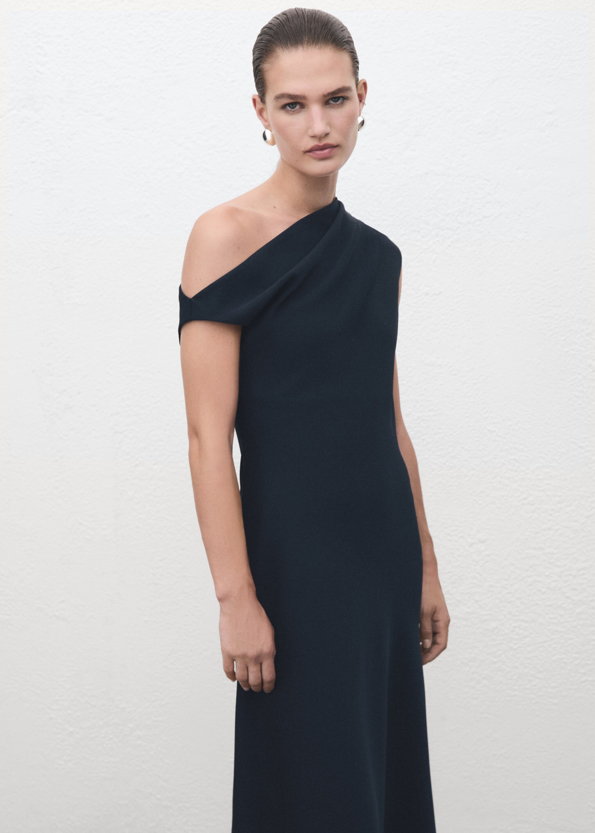 Robe évasé col asymétrique - Plan moyen, Bleu marine. Ref: 17047137-00.