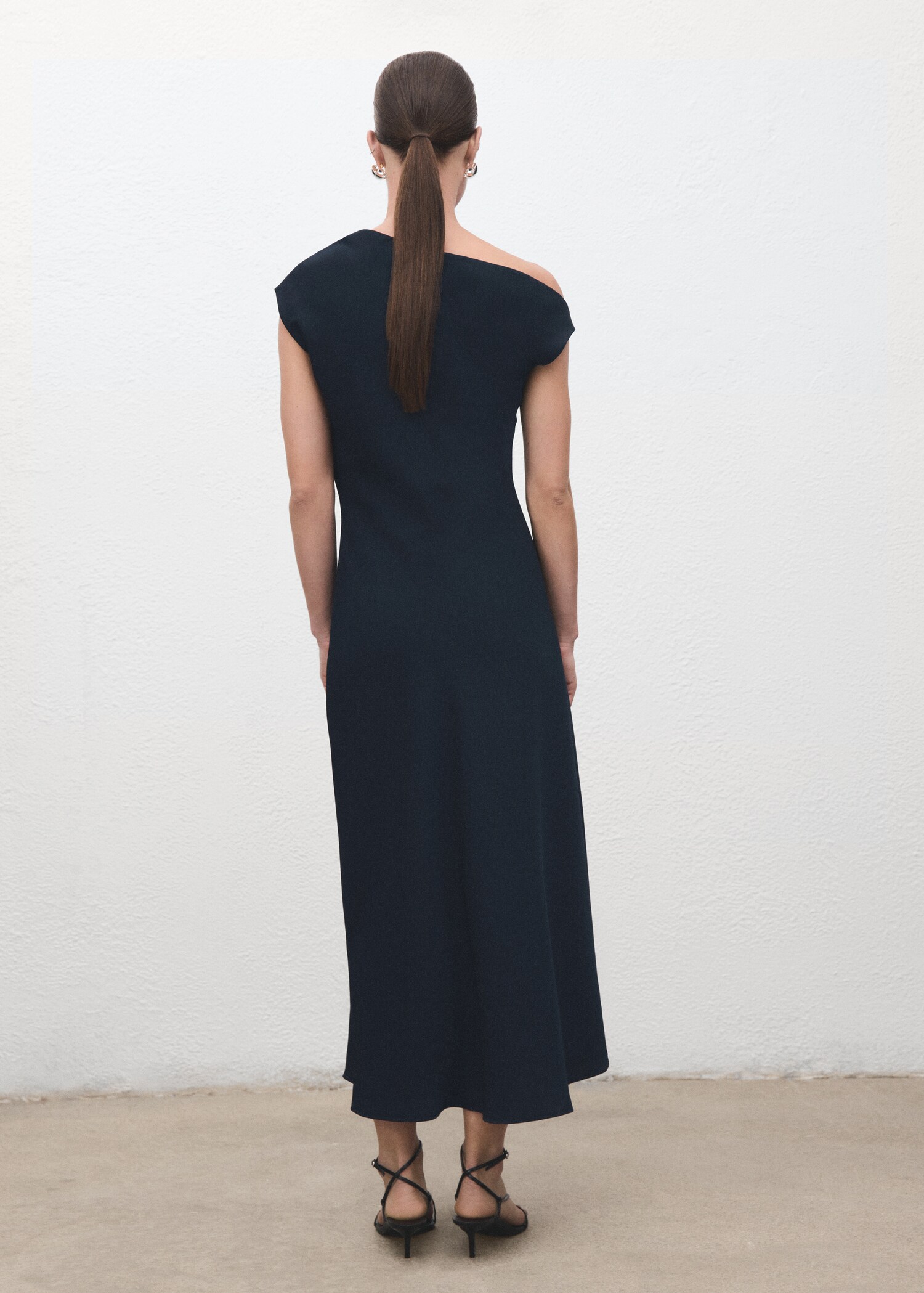 A-line dress with asymmetrical neckline - Reverse of the article