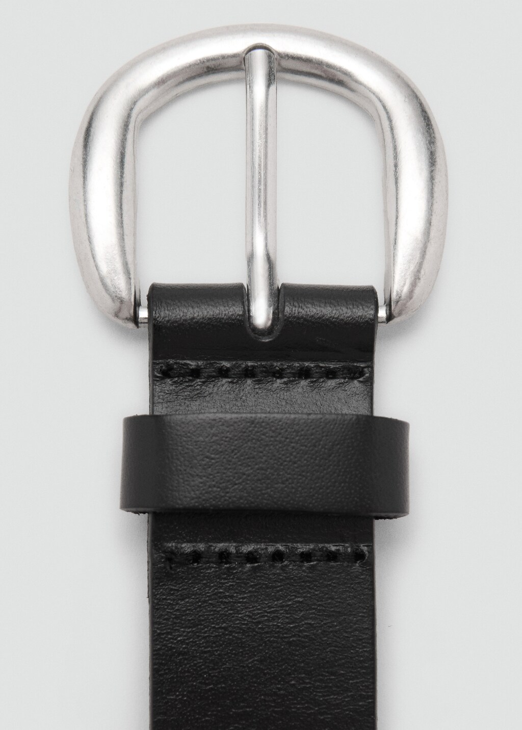 Rounded buckle leather belt
