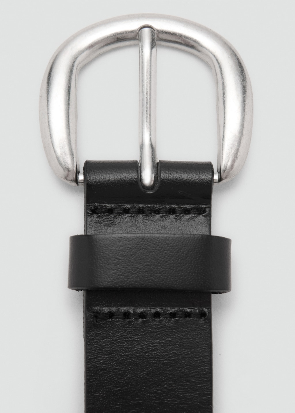 Rounded buckle leather belt