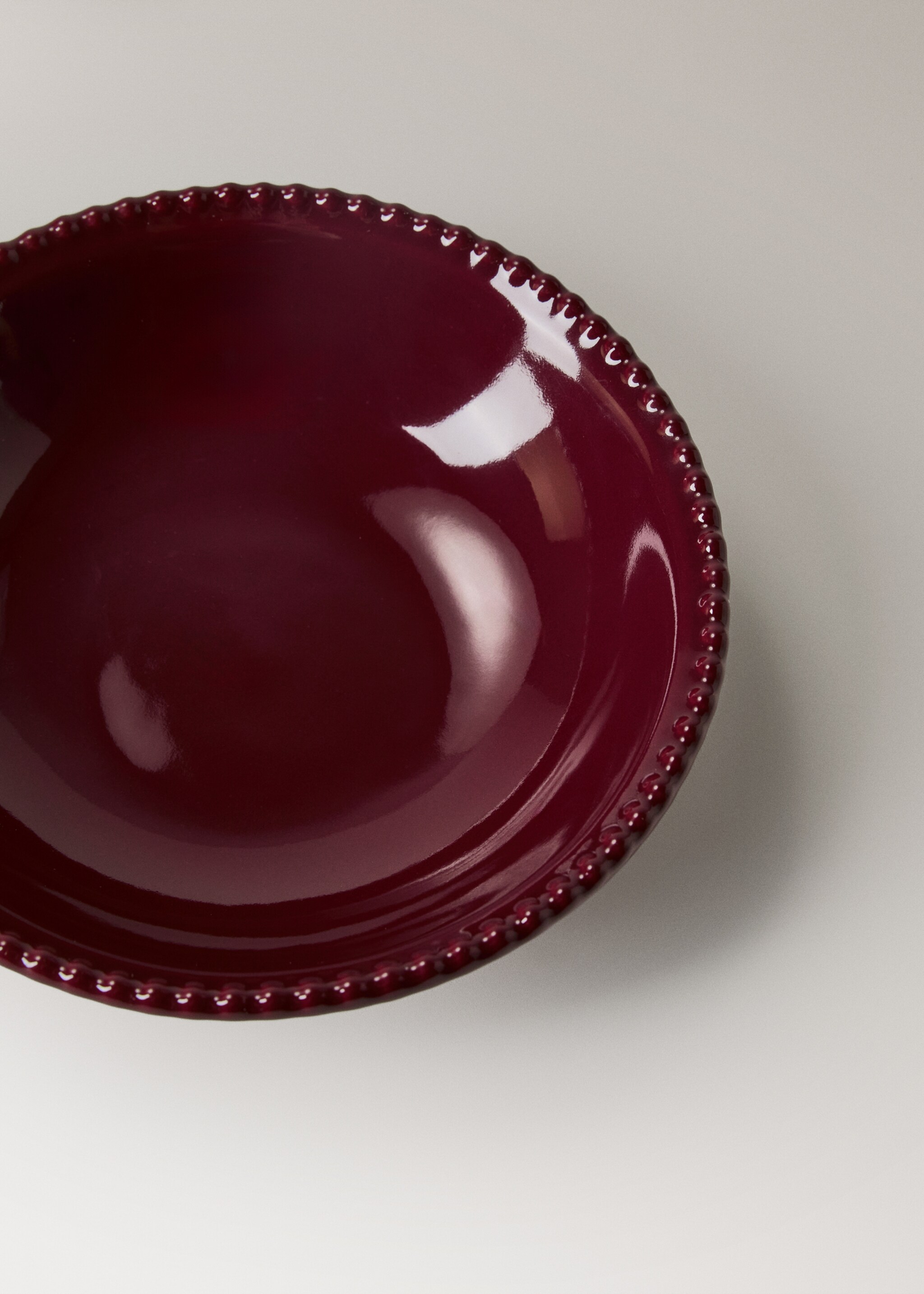 Duboki tanjur od reljefne kamenine - Detalji artikla 2, Crvena. Ref: 17047777-00.