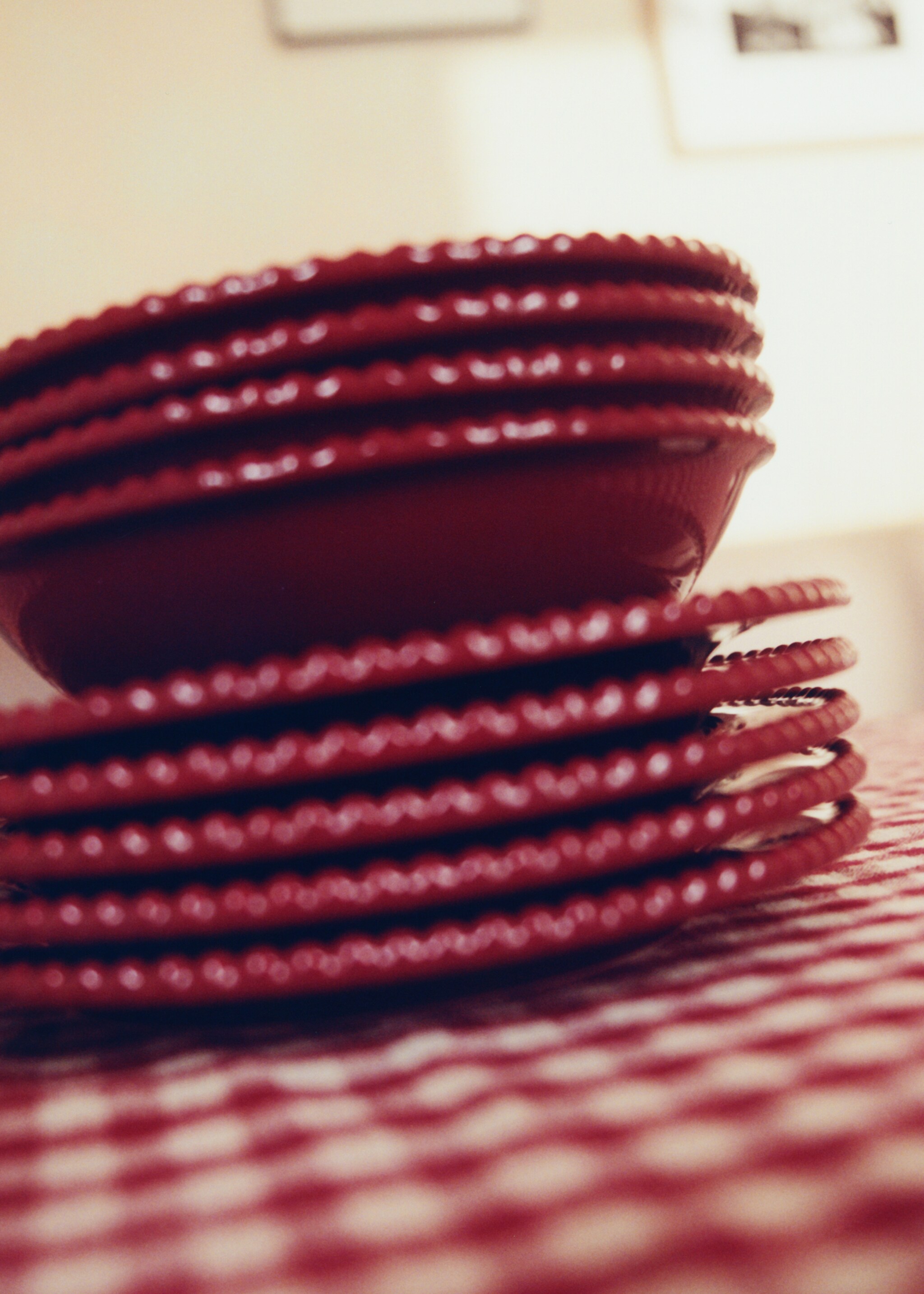 Assiette creuse en grès relief - Détail de l'article 6, Rouge. Ref: 17047777-00.