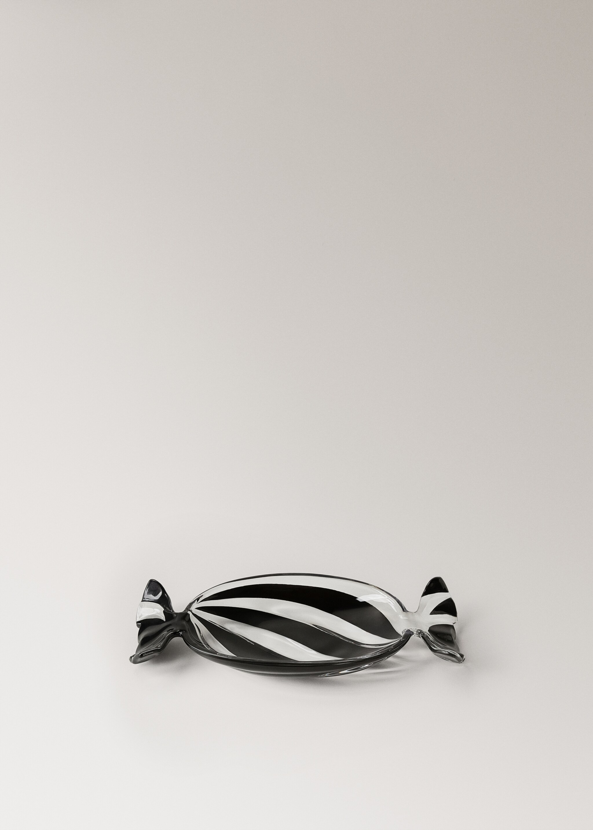 Glass tray with ribbon lines - Article without model, Black. Ref: 17047778-00.