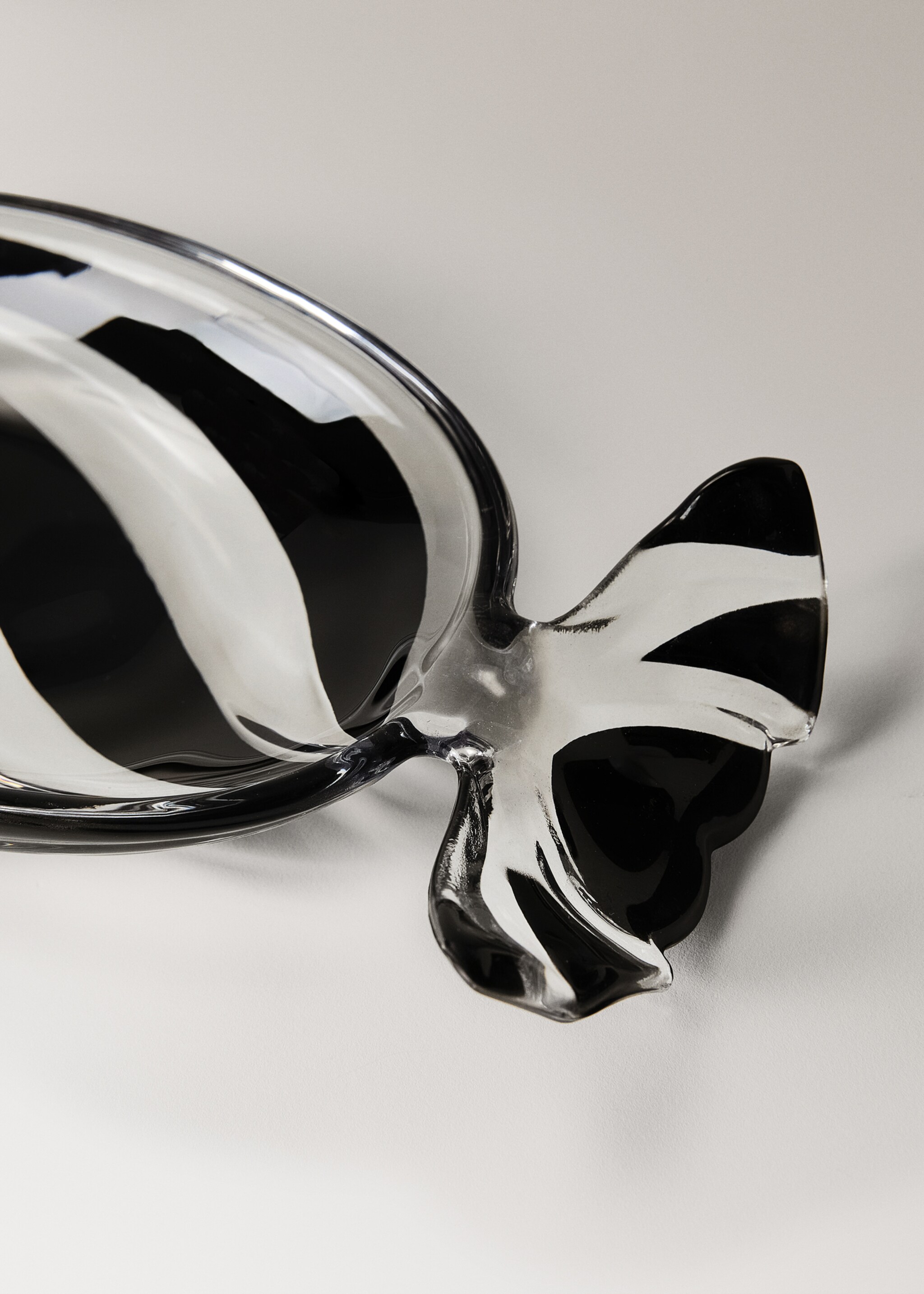 Glass tray with ribbon lines - Details of the article 2, Black. Ref: 17047778-00.