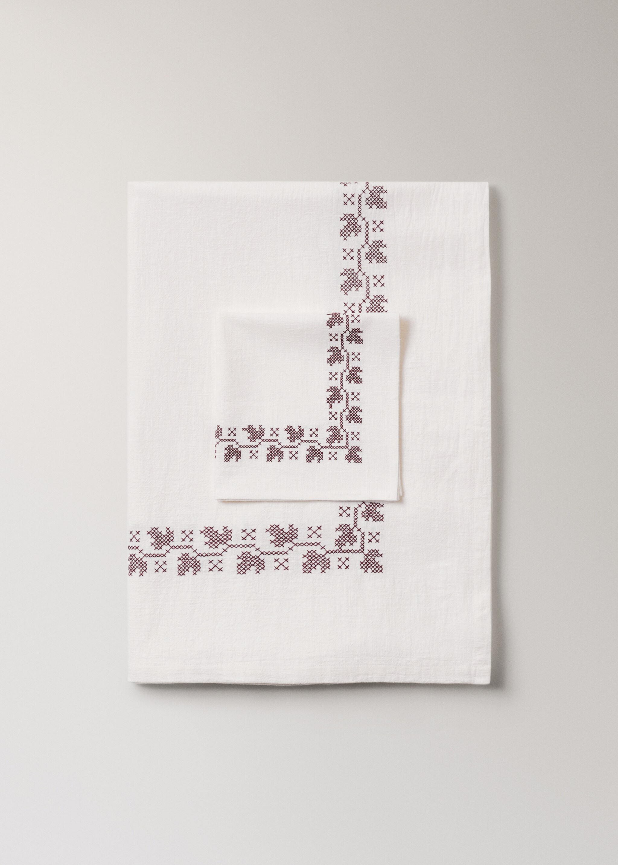 Ramie cotton tablecloth with embroidered details for 2 to 4 diners - Article without model, White. Ref: 17047782-00.