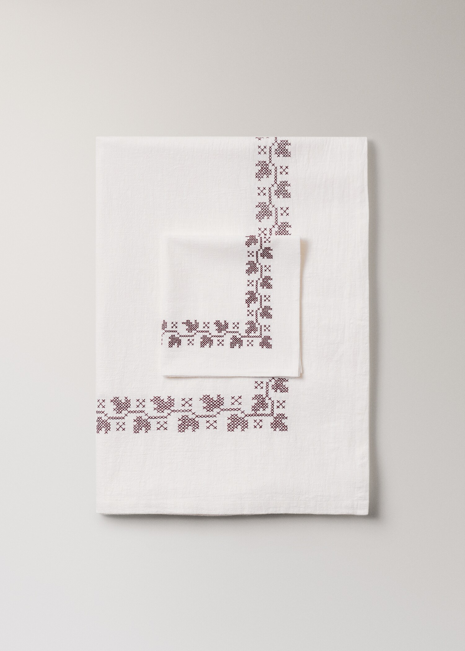 Ramie cotton tablecloth with embroidered details for 2 to 4 diners - Article without model