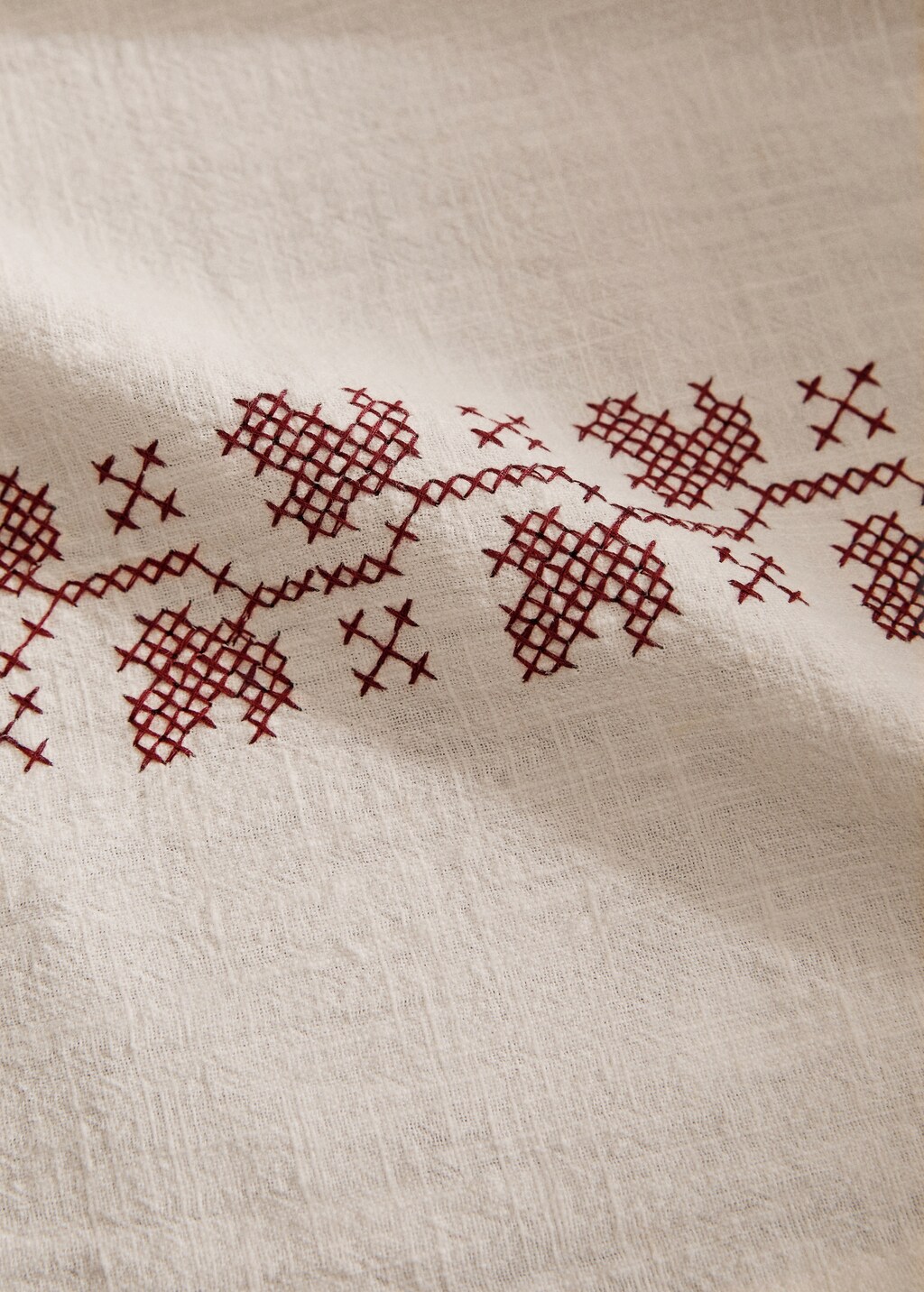 Ramie cotton tablecloth with embroidered details for 2 to 4 diners