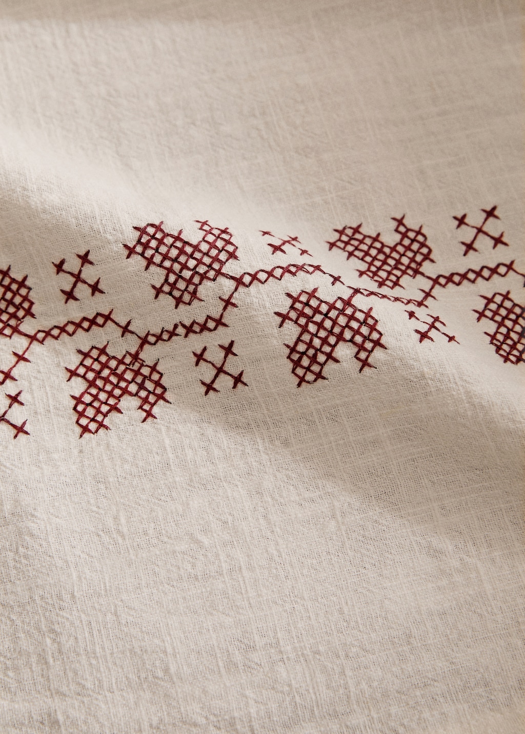 Ramie cotton tablecloth with embroidered details for 2 to 4 diners