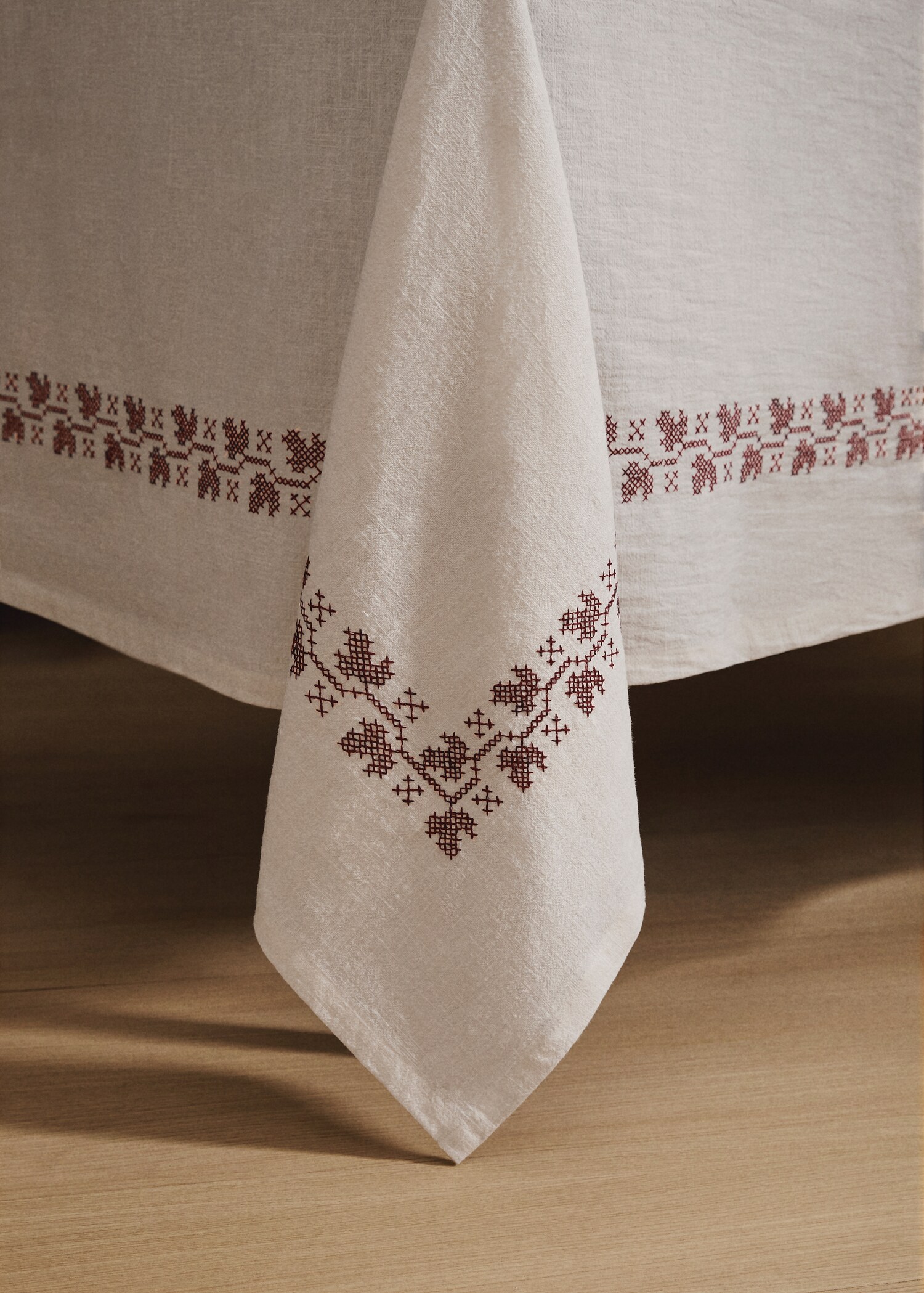 Ramie cotton tablecloth with embroidered details for 2 to 4 diners - Details of the article 8