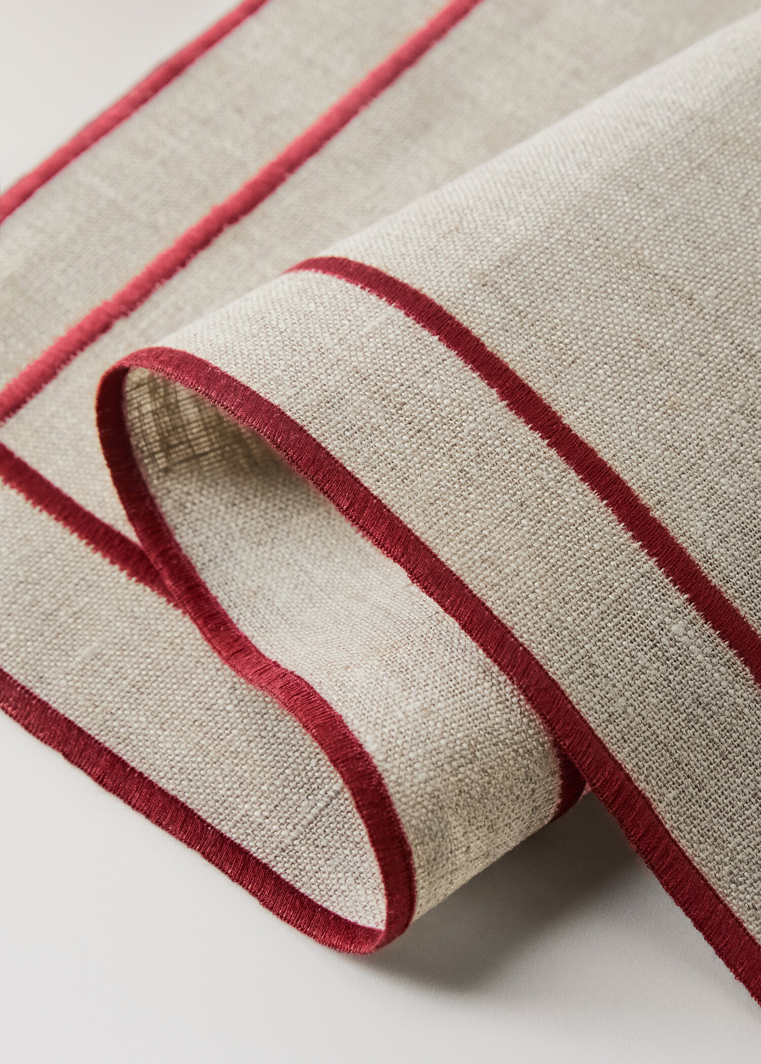 100% linen tablecloth with contrasting overlock stitching - Details of the article 1