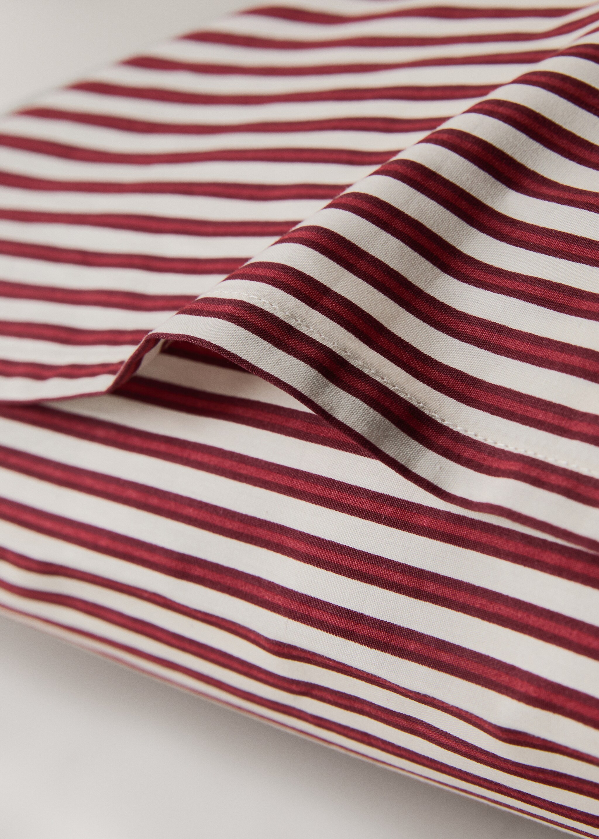 Reversible percale cotton striped pillowcase 50x75cm - Details of the article 3, Maroon. Ref: 17047785-00.
