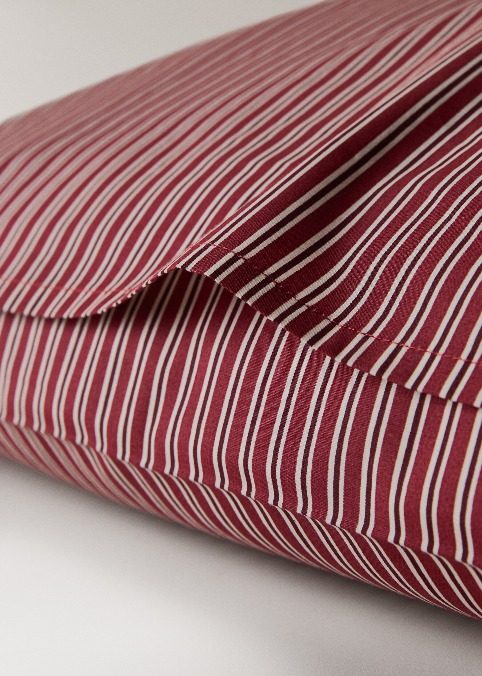 Reversible percale cotton striped pillowcase 60x60cm - Details of the article 3, Maroon. Ref: 17047786-00.