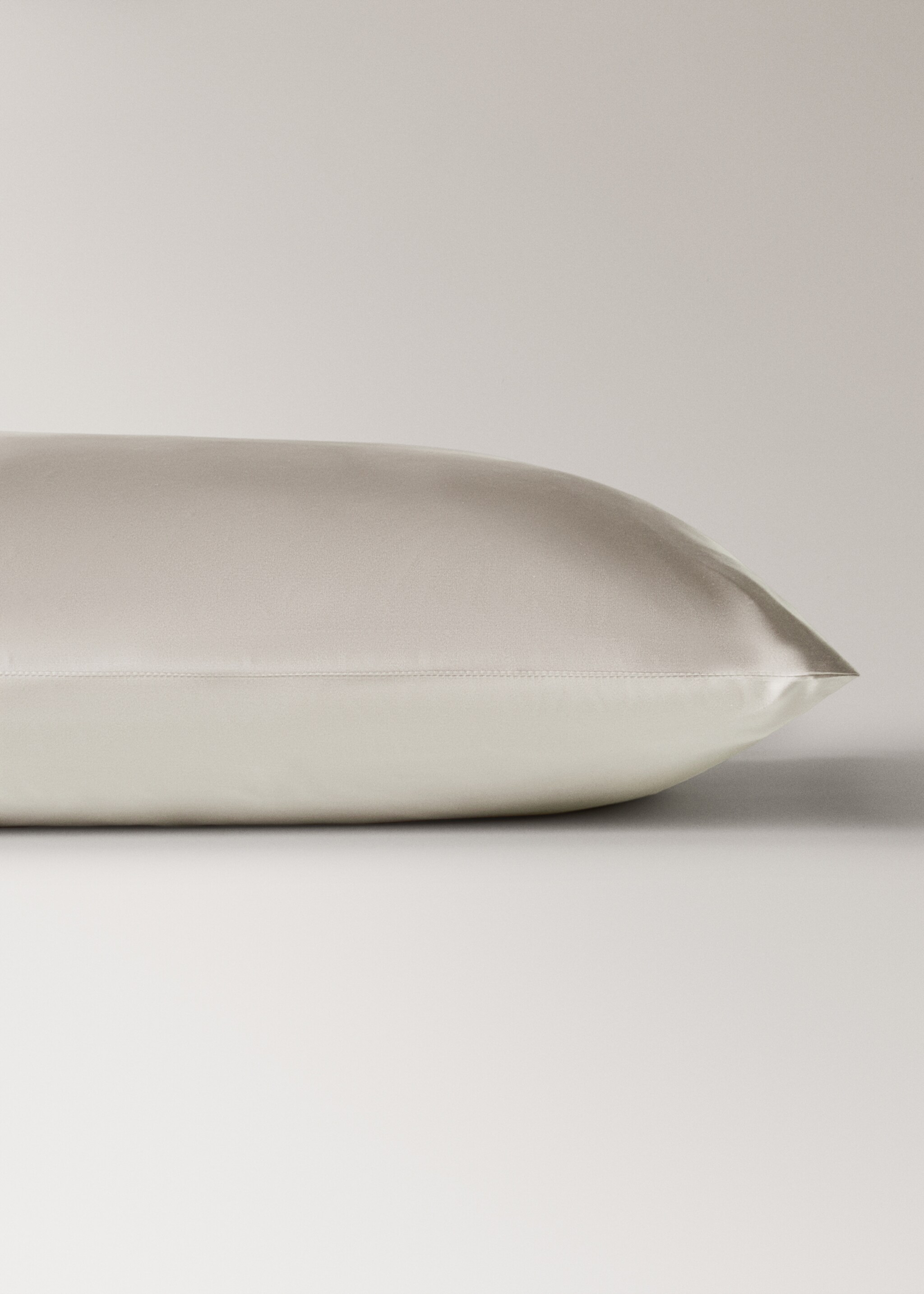 100% silk pillowcase with box 50 x 75 cm - Details of the article 1, Sand. Ref: 17047790-00.