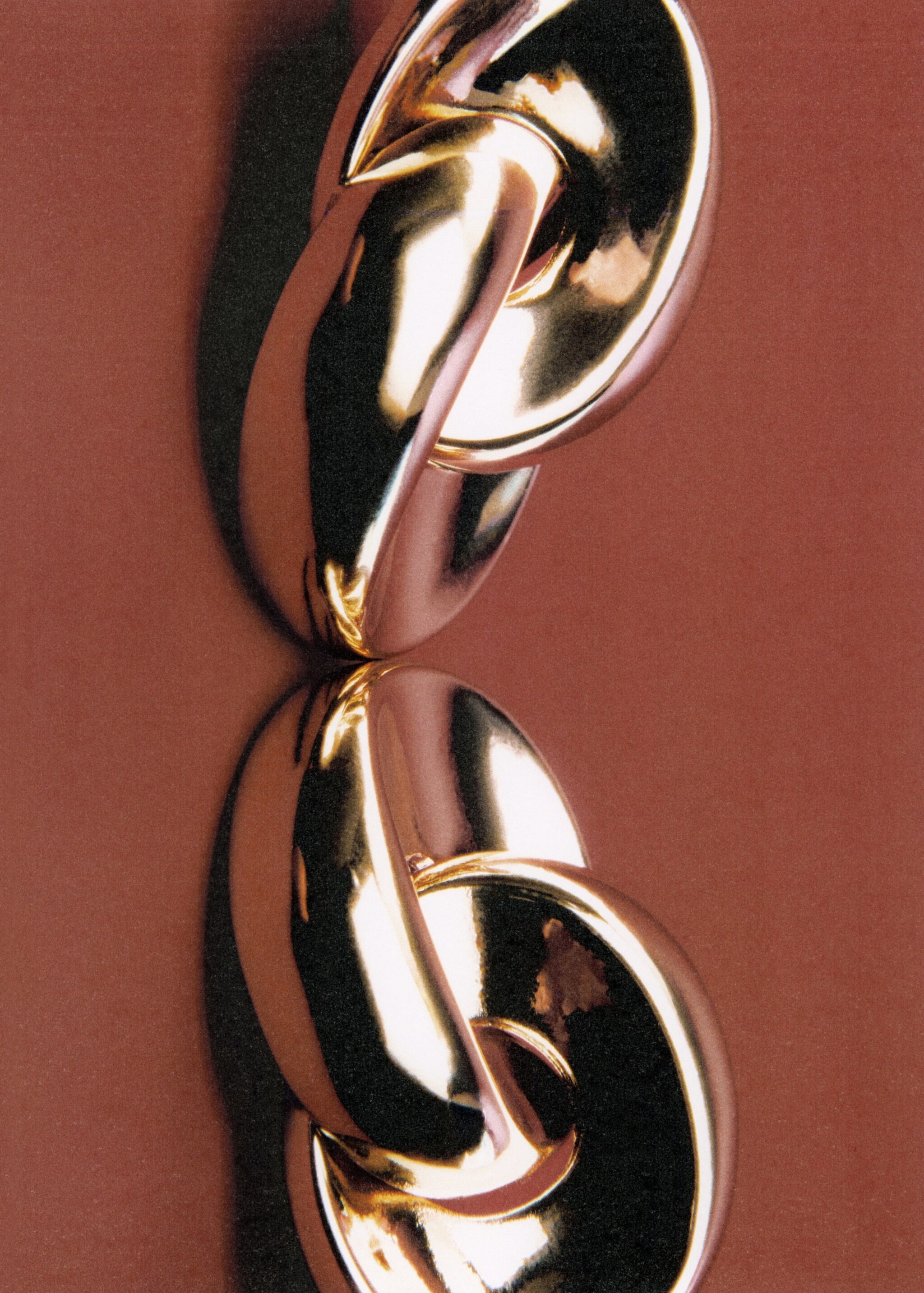 Intertwined hoop earrings - Details of the article 6, Gold. Ref: 17047800-00.