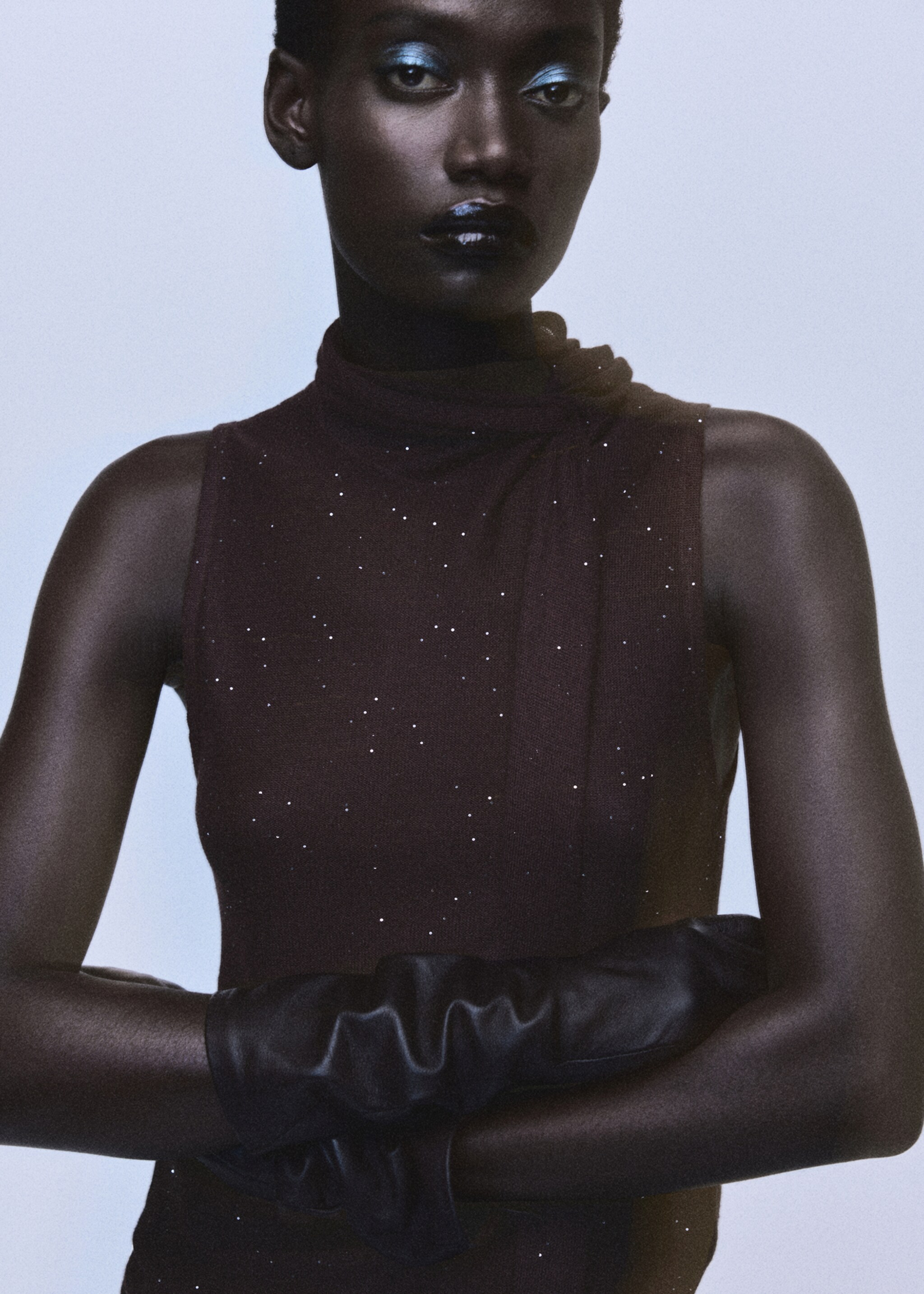 Top brillant avec foulard - Plan moyen, Marron. Ref: 17047806-00.
