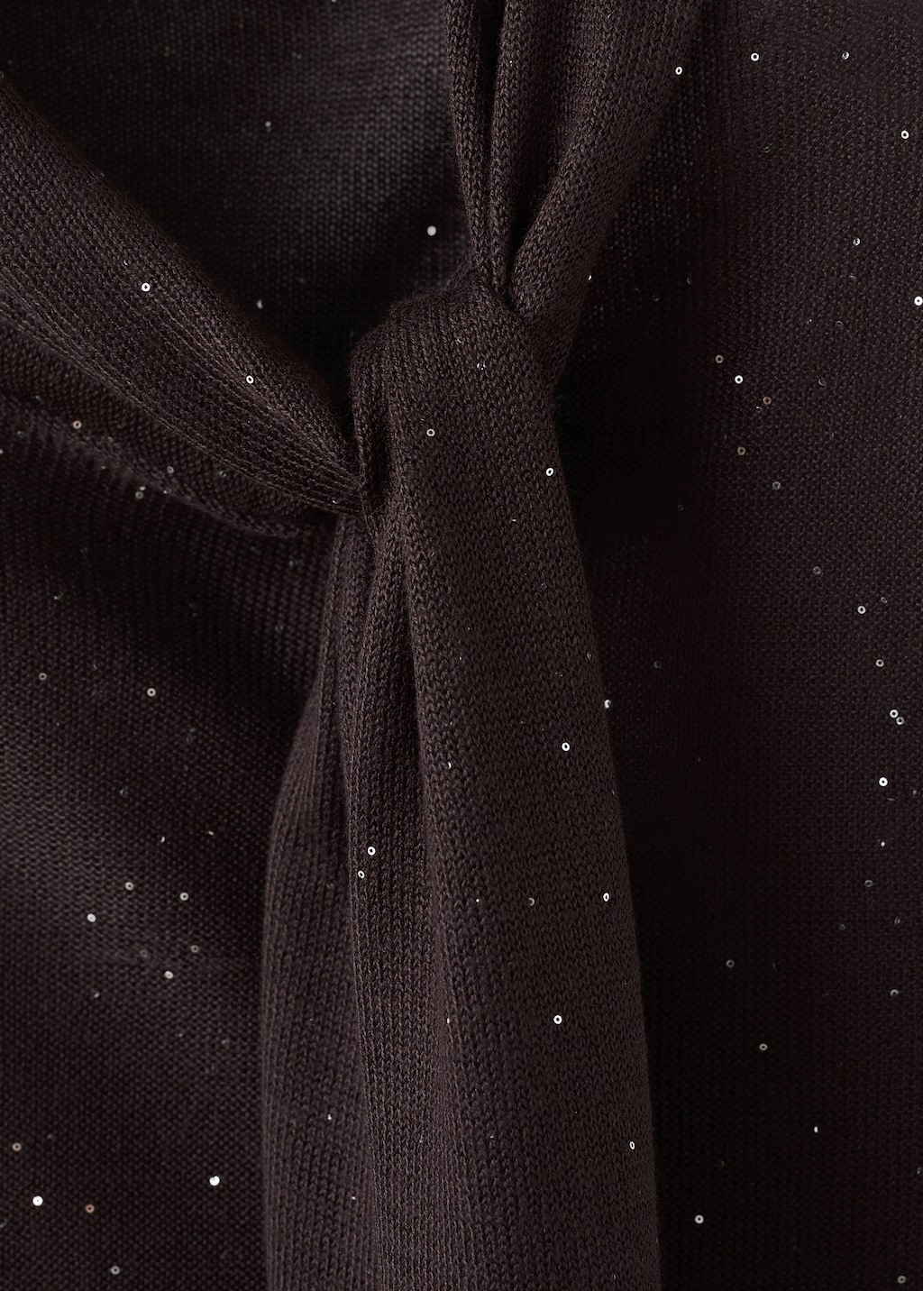 Shiny top with foulard