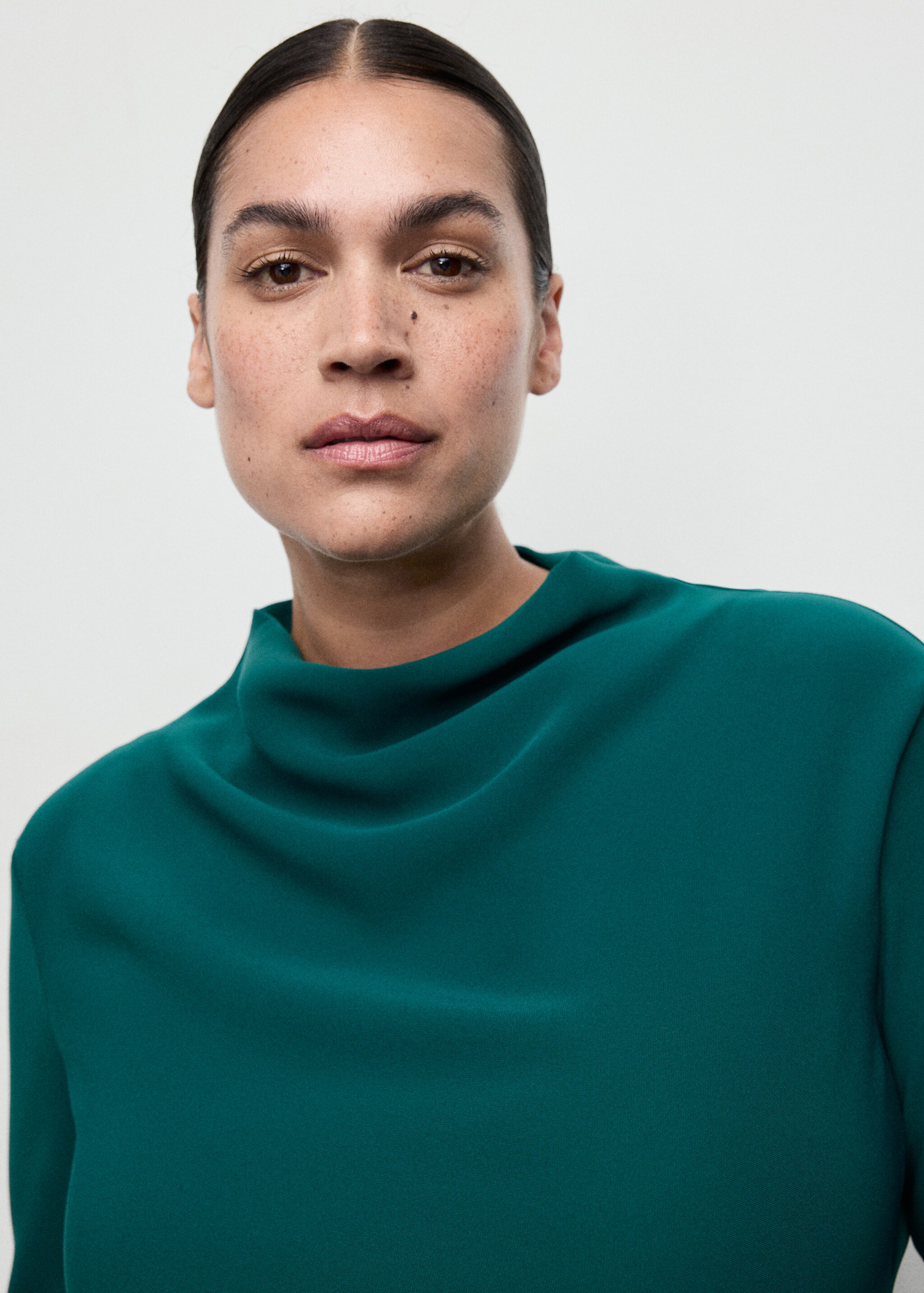 Ruched dress with draped neckline - Details of the article 4, Green. Ref: 17047808-00.