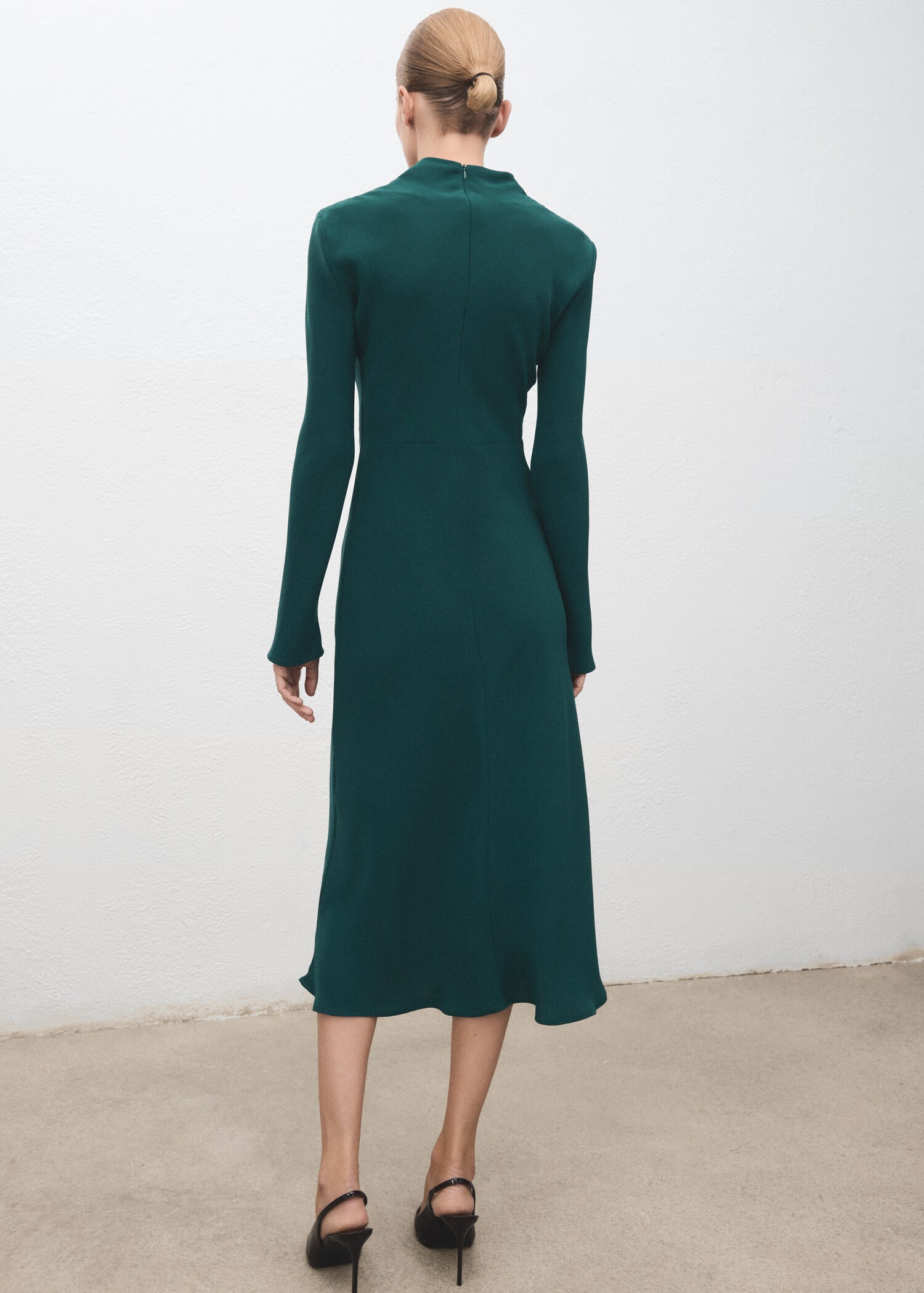 Ruched dress with draped neckline - Reverse of the article