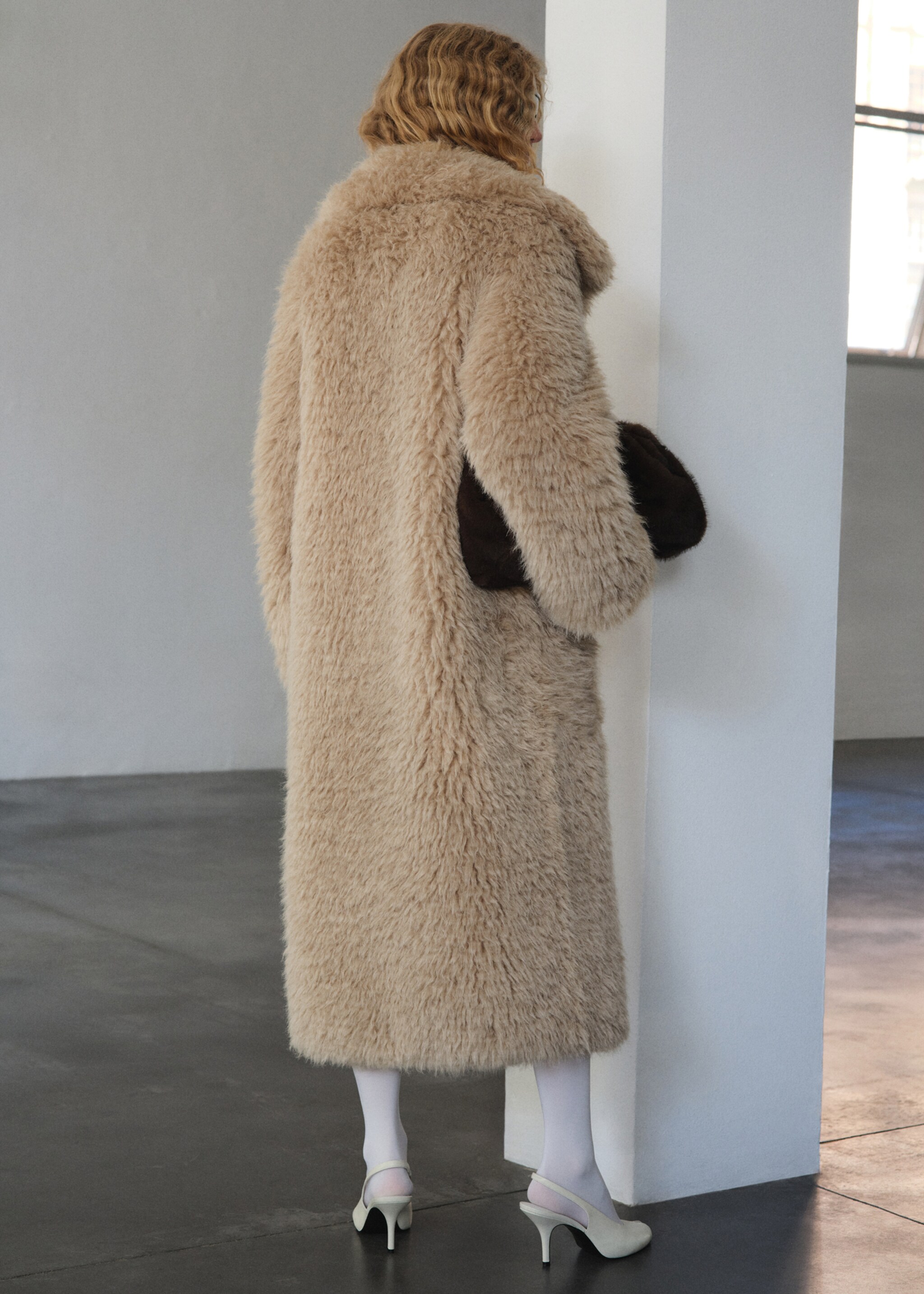Manteau long fausse fourrure - Verso de l’article, Beige. Ref: 17047908-00.