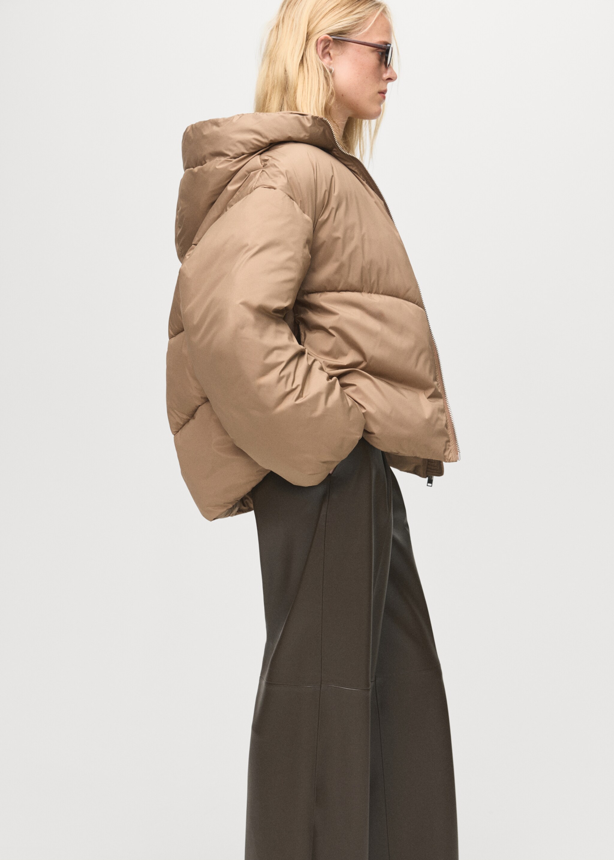Short oversized anorak with hood - Details of the article 6, Beige. Ref: 17048266-00.