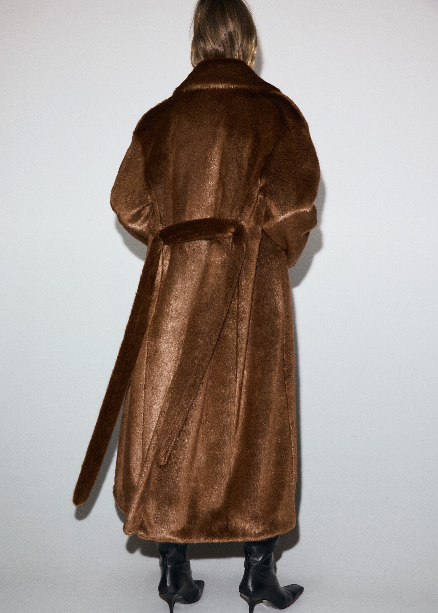 Fur-effect coat with belt - Reverse of the article