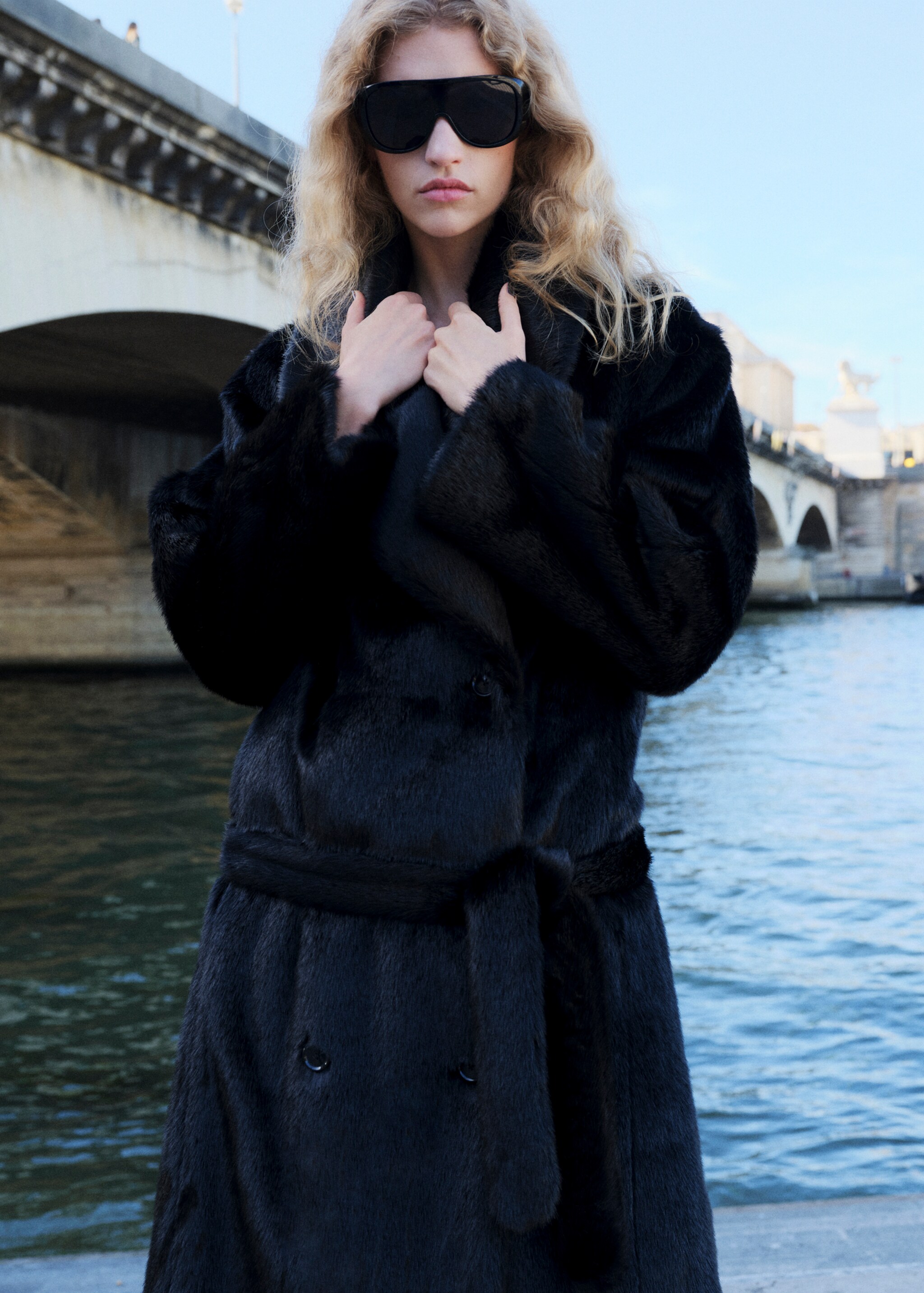 Fur-effect coat with belt - Medium plane, Black. Ref: 17048271-00.