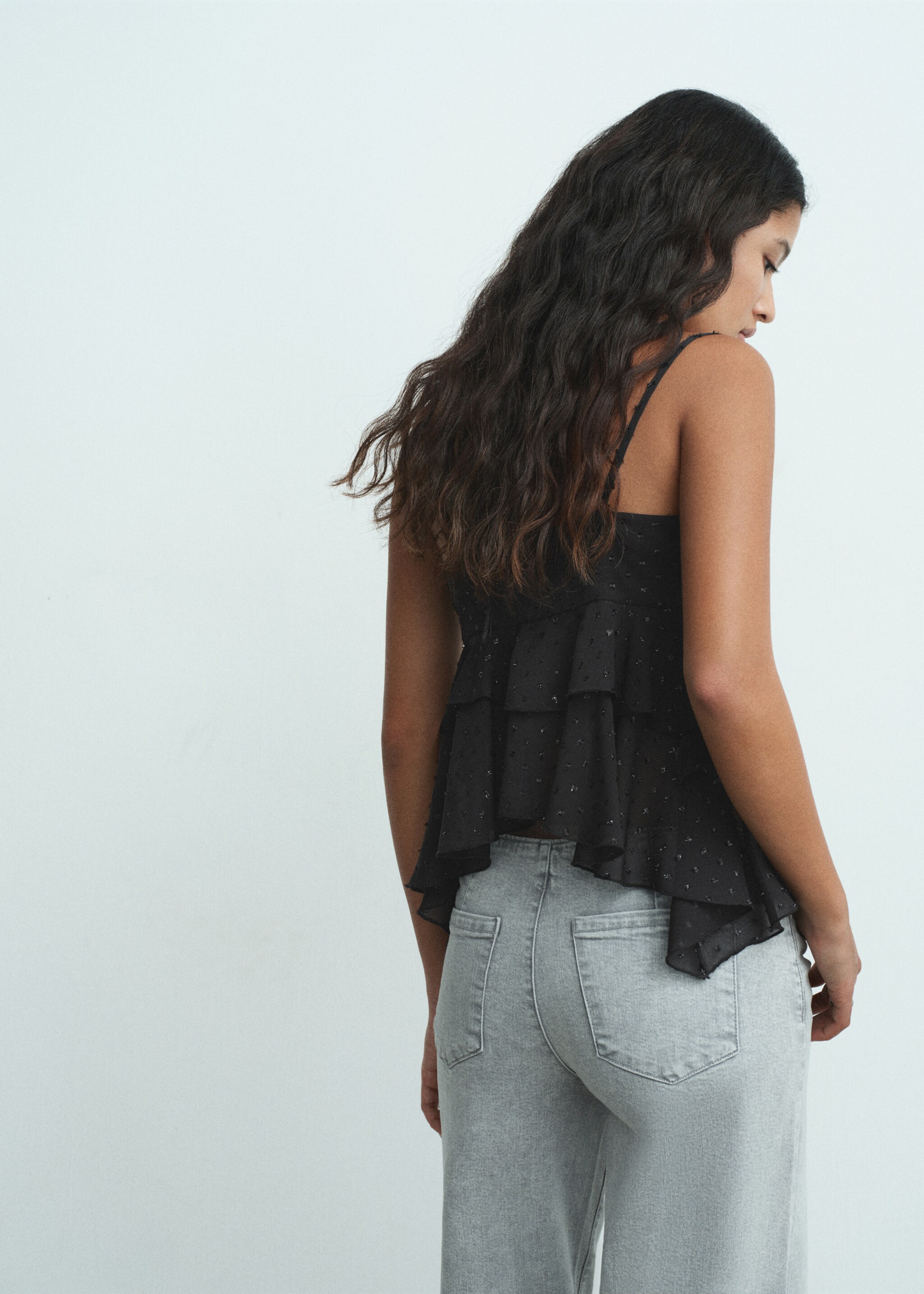 Top de plumetis com folhos - Verso do artigo, Preto. Ref: 17048275-00.