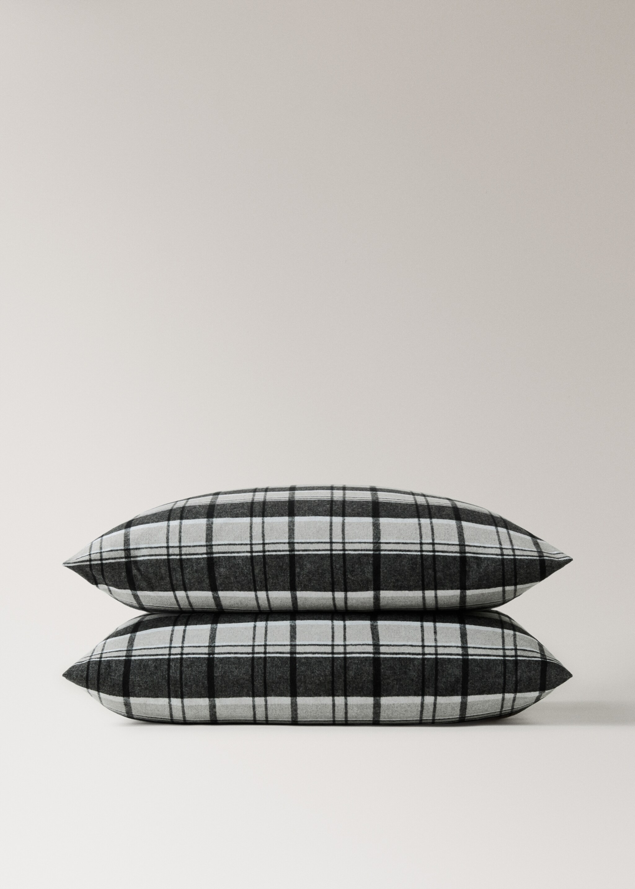 Flannel cotton melange-yarn pillowcase with check pattern 60x60 cm - Details of the article 1, Grey. Ref: 17048277-00.