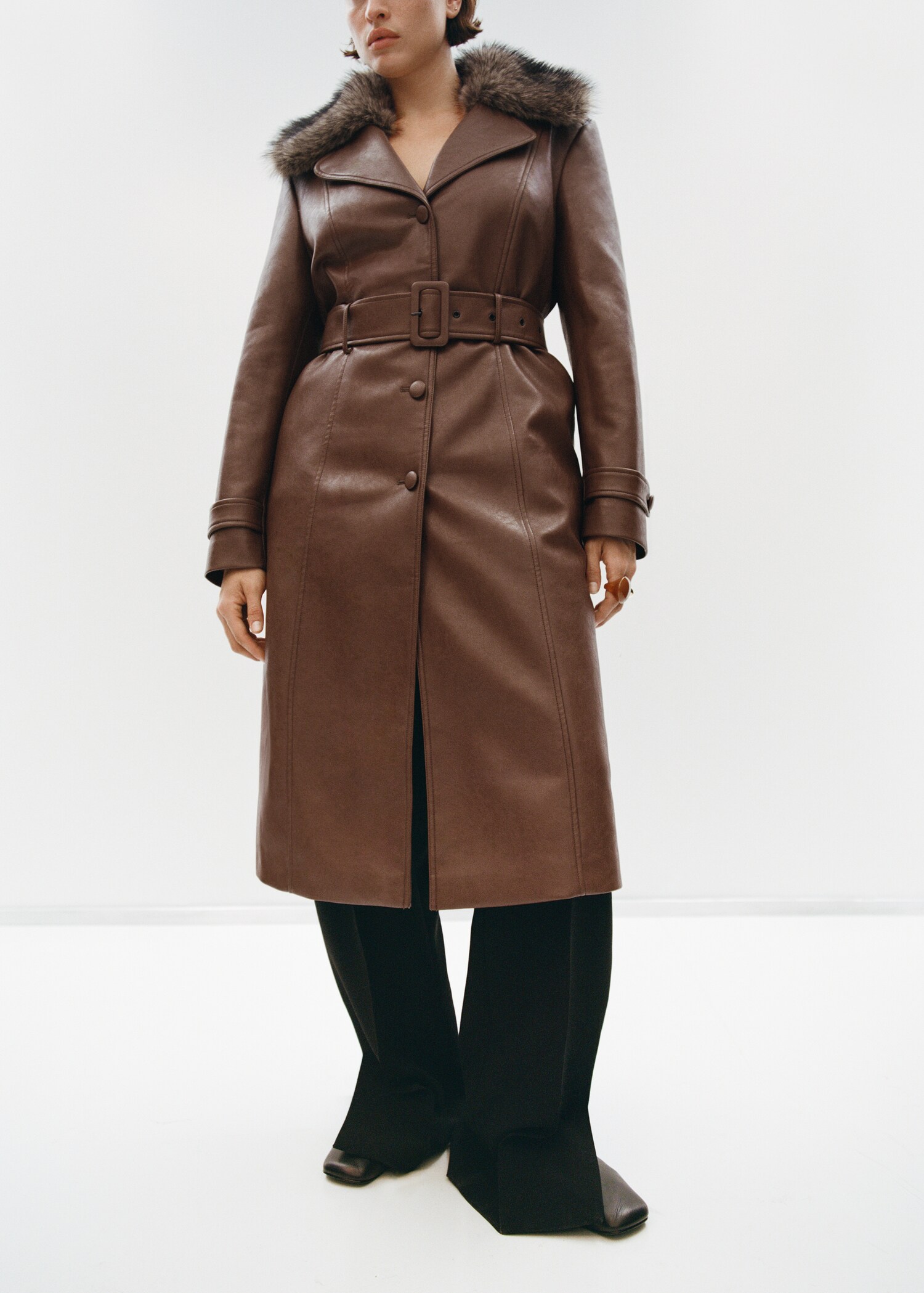 Leather-effect coat with fur collar - Details of the article 7