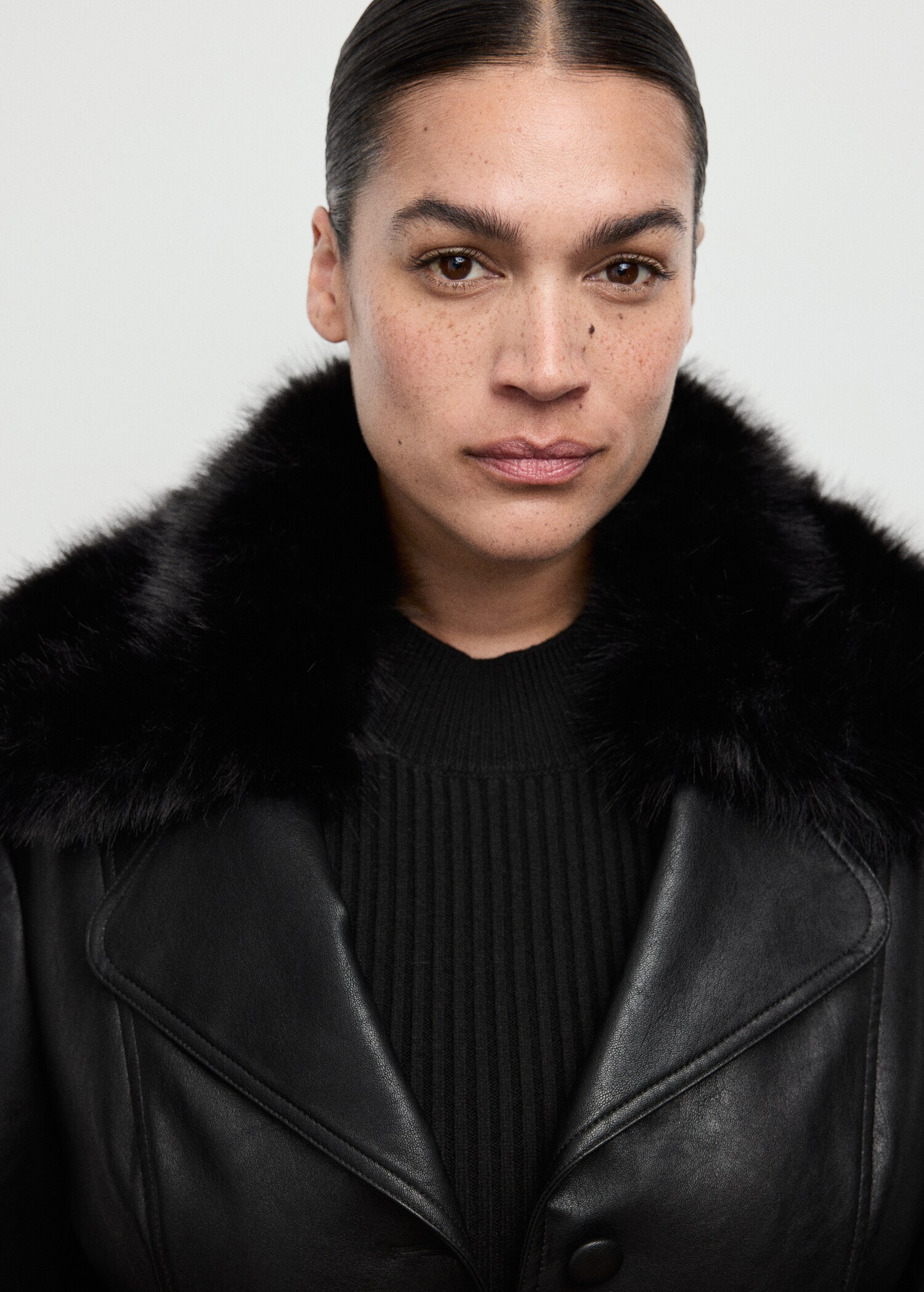 Faux leather effect coat with fur collar - Details of the article 4